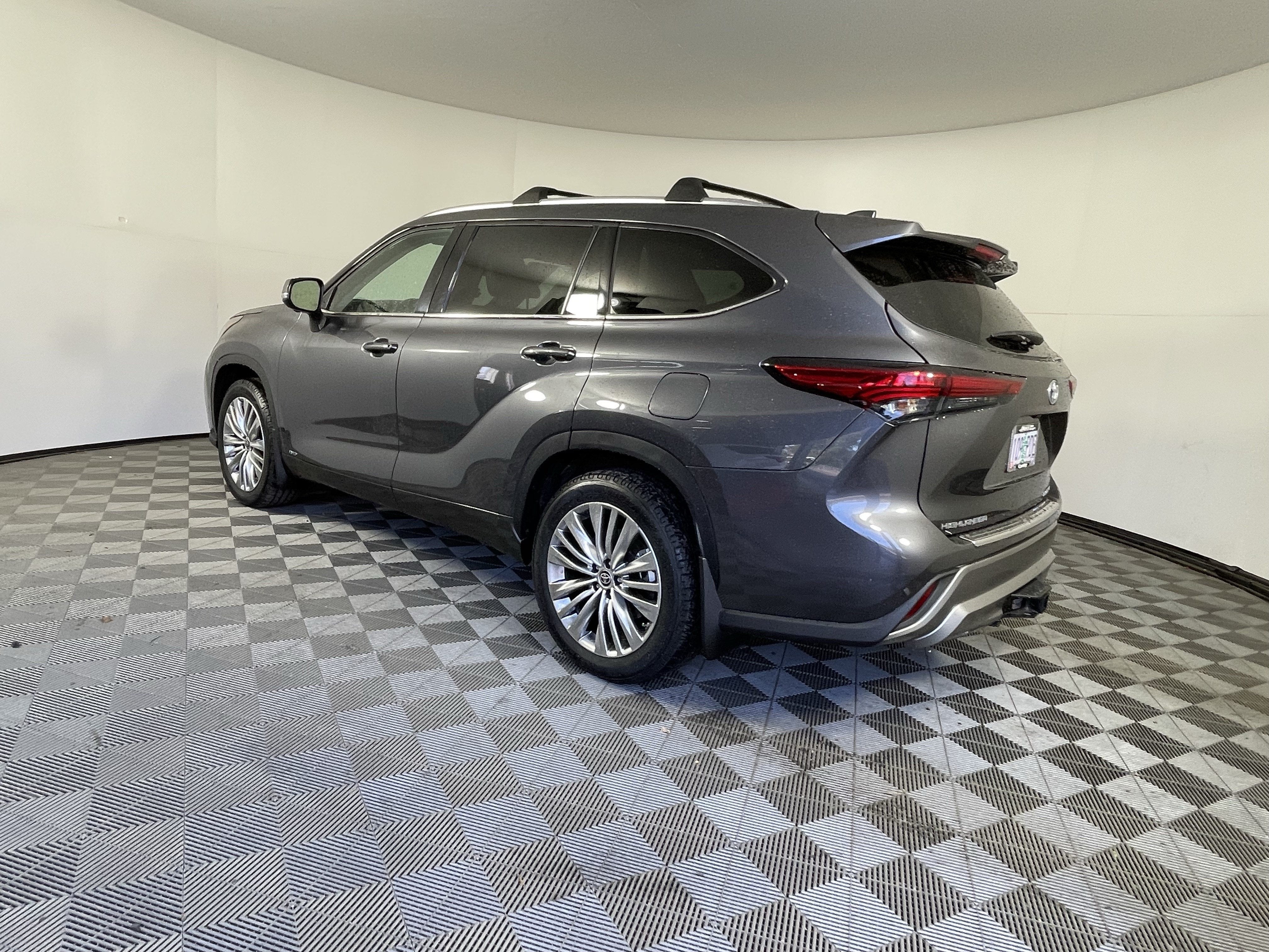 2023 Toyota Highlander Hybrid Platinum