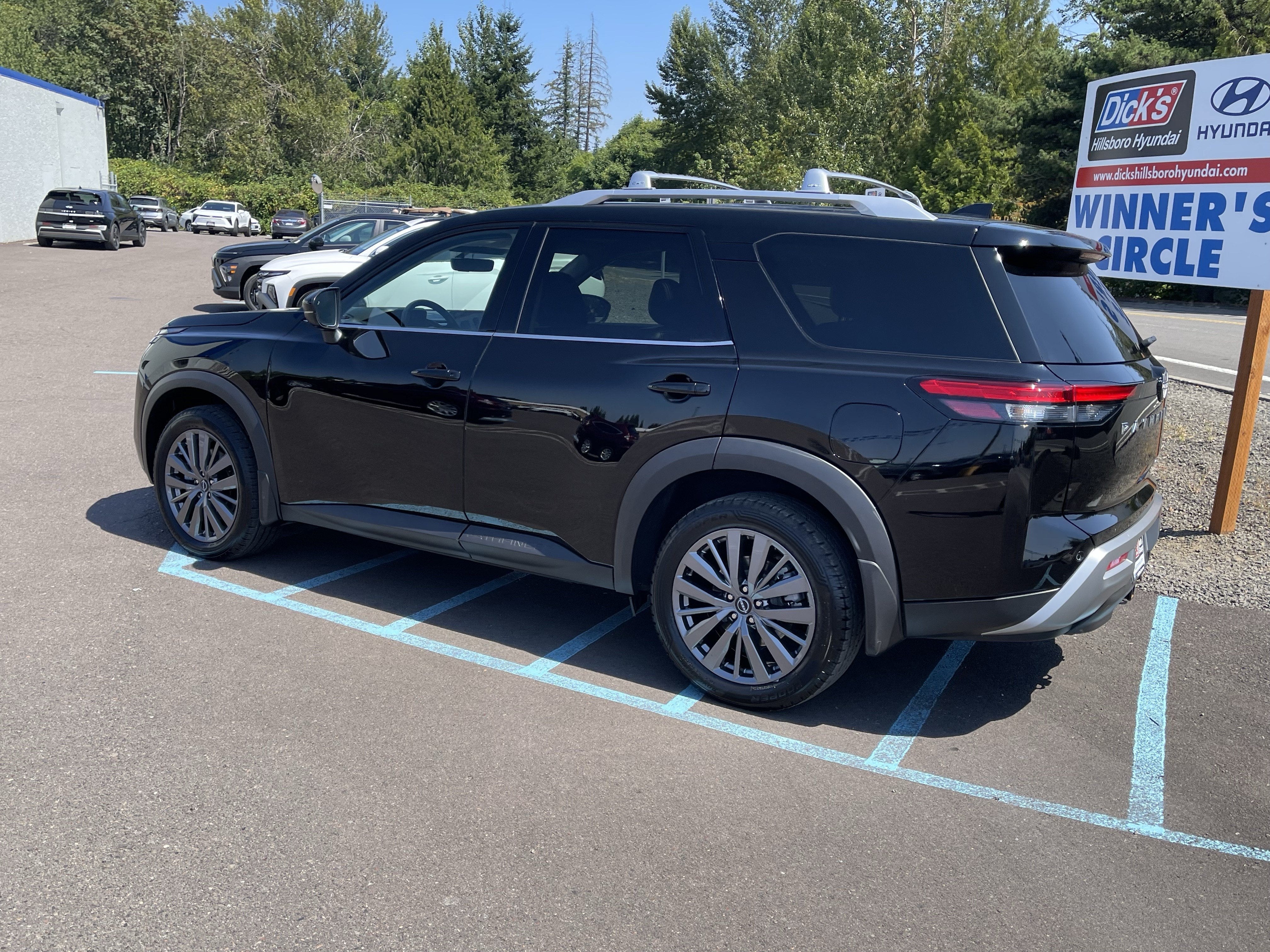 2023 Nissan Pathfinder SL