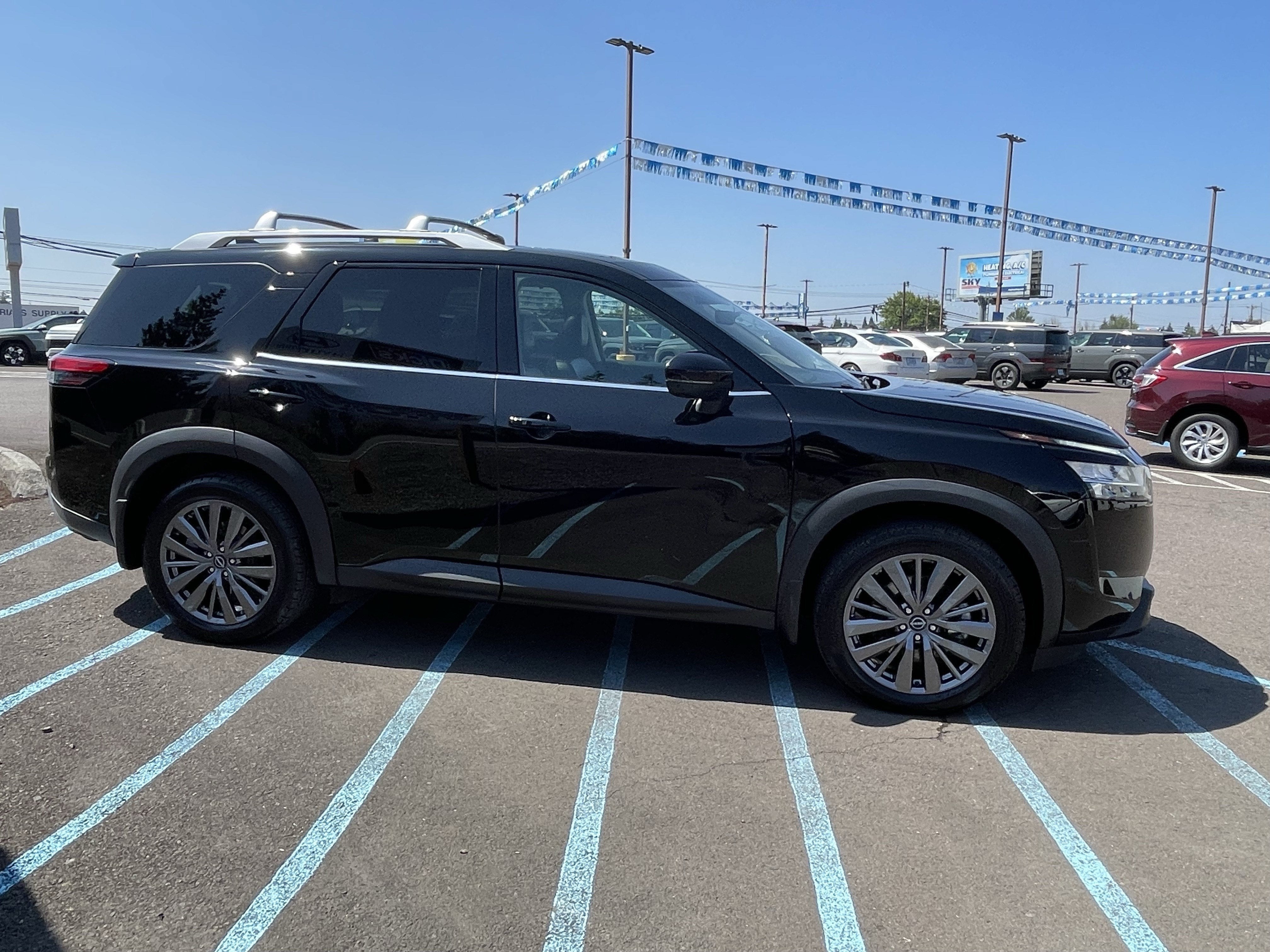 2023 Nissan Pathfinder SL