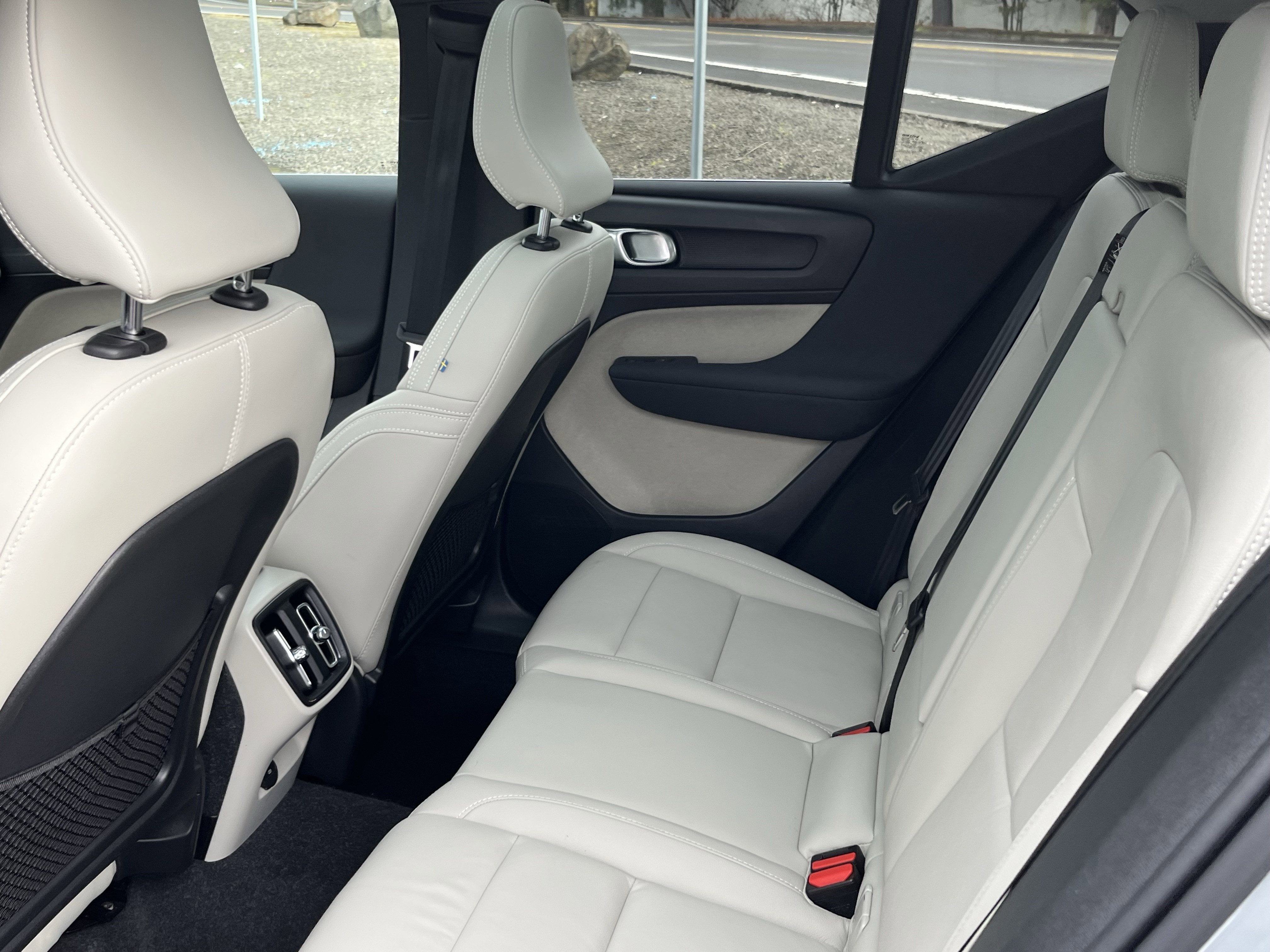 2024 Volvo XC40 Plus Bright Theme