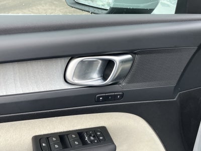 2024 Volvo XC40 Plus Bright Theme