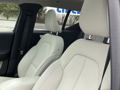 2024 Volvo XC40 Plus Bright Theme