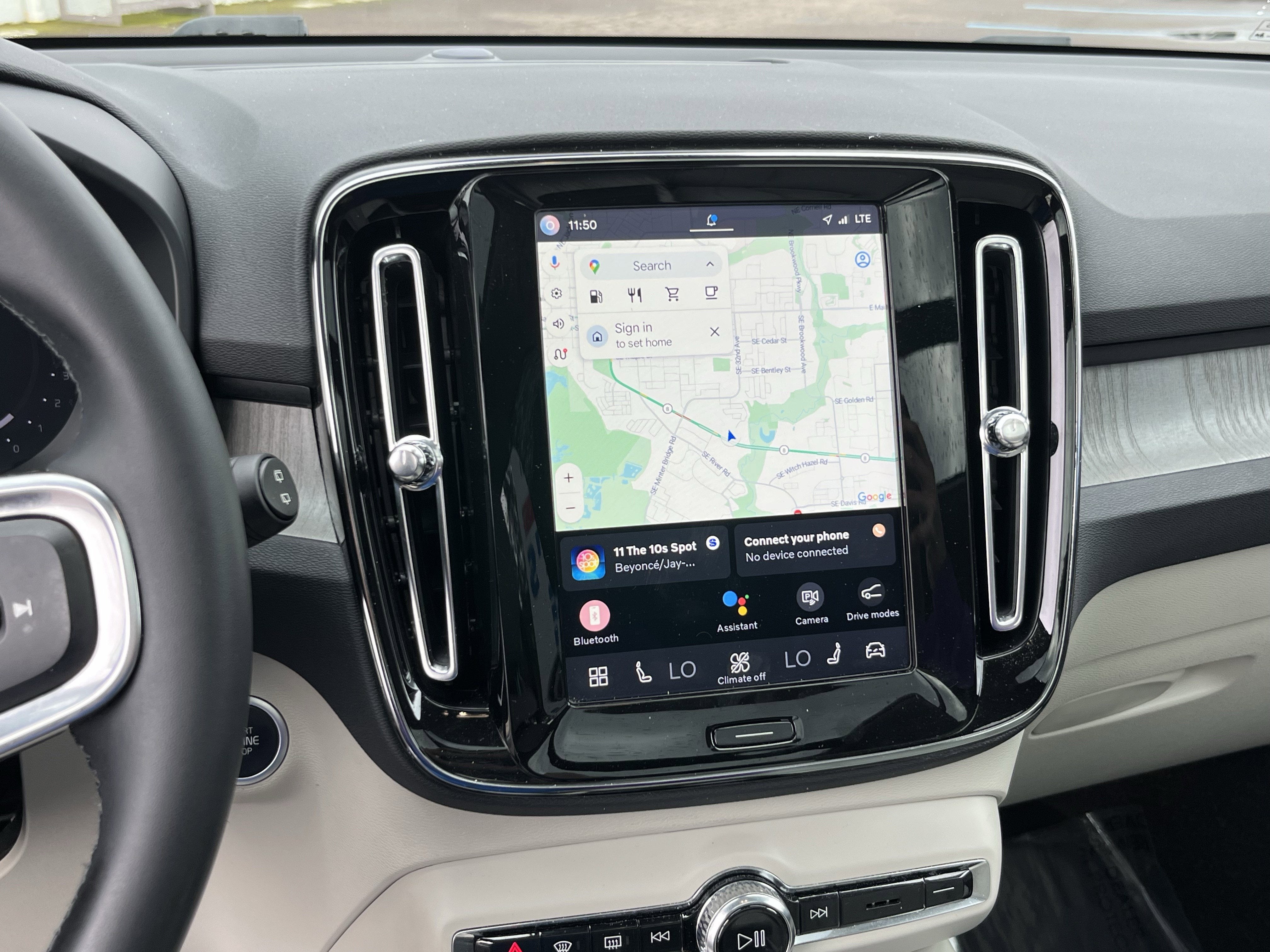 2024 Volvo XC40 Plus Bright Theme