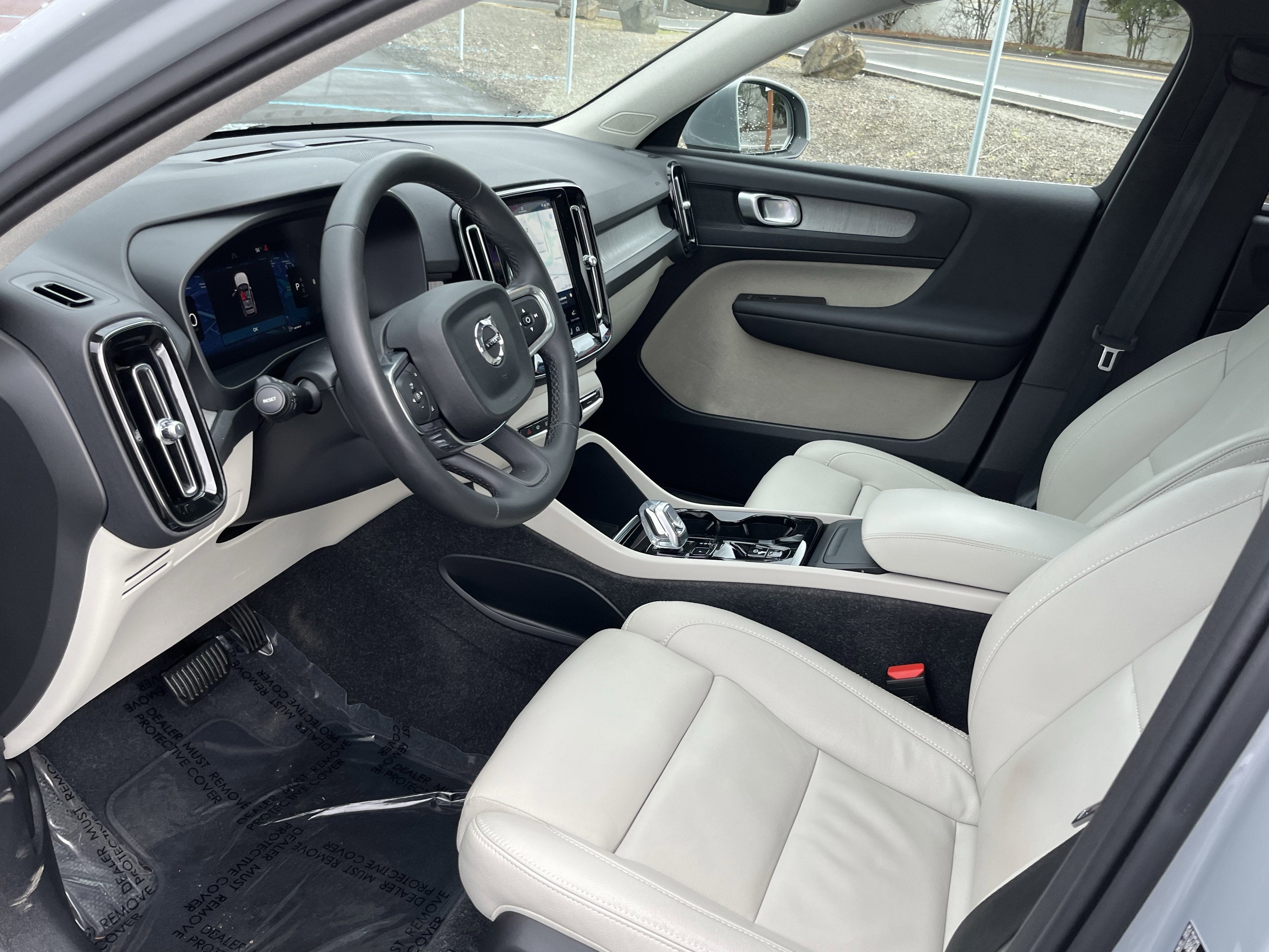 2024 Volvo XC40 Plus Bright Theme