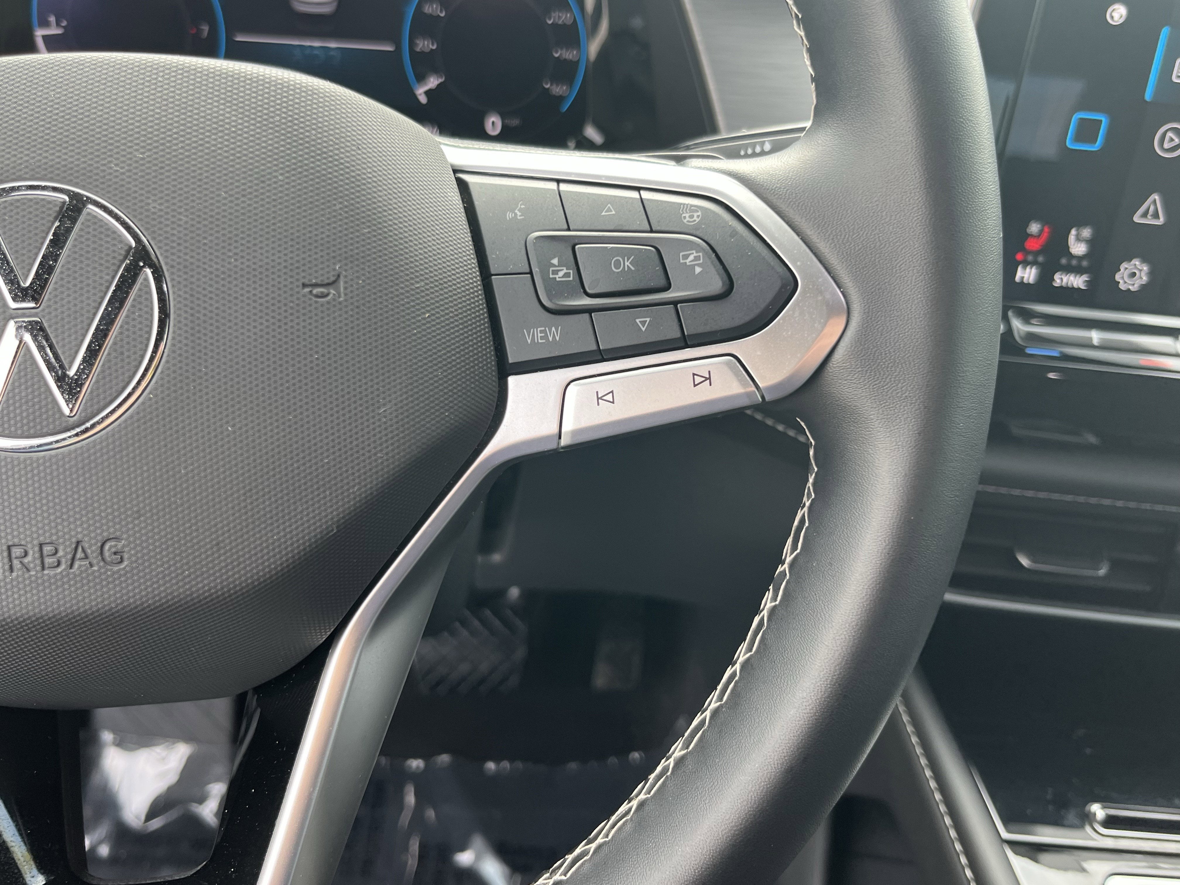 2025 Volkswagen Atlas Cross Sport 2.0T SE w/Technology