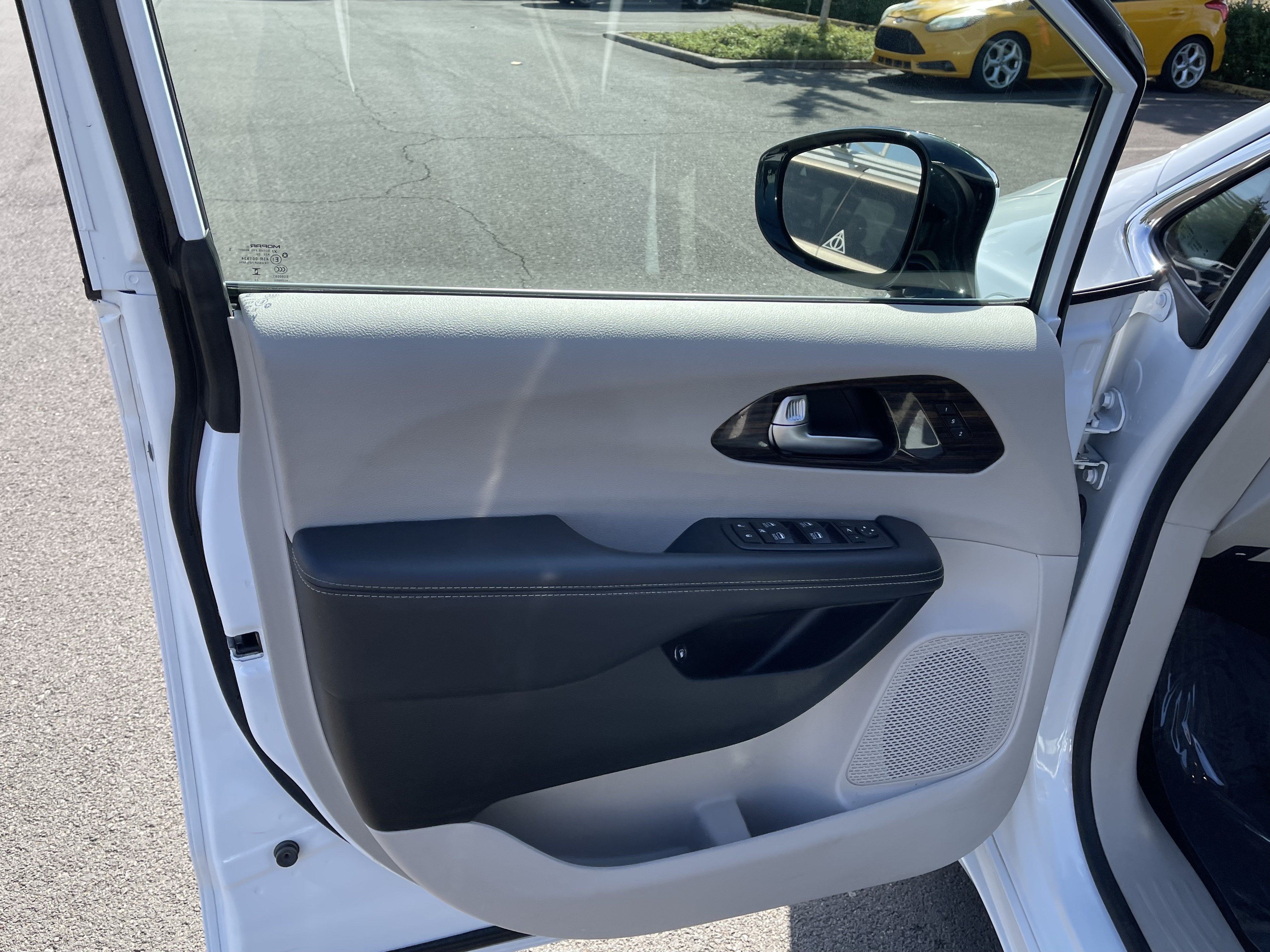 2023 Chrysler Pacifica Hybrid Limited