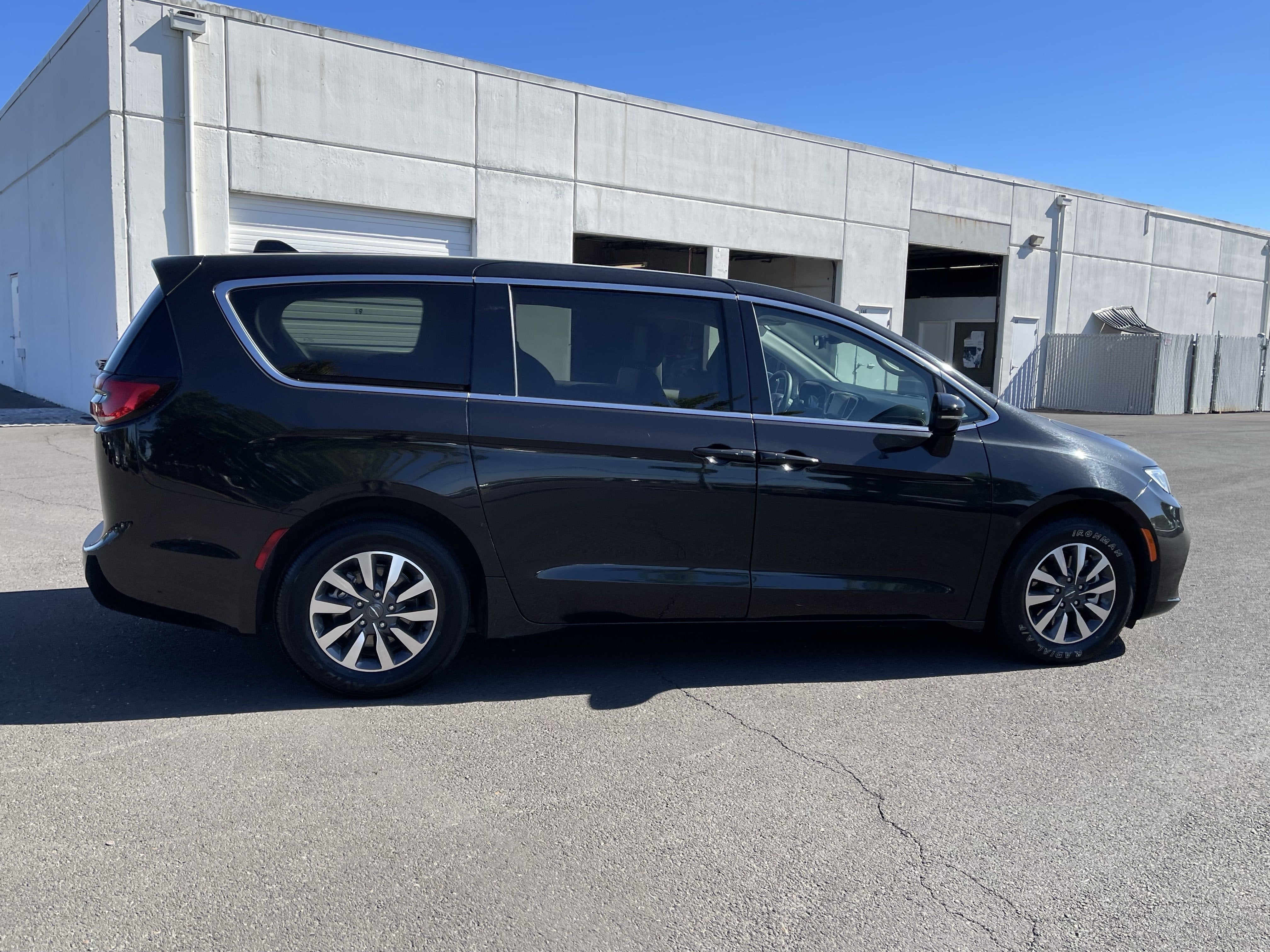 2024 Chrysler Pacifica Hybrid Select