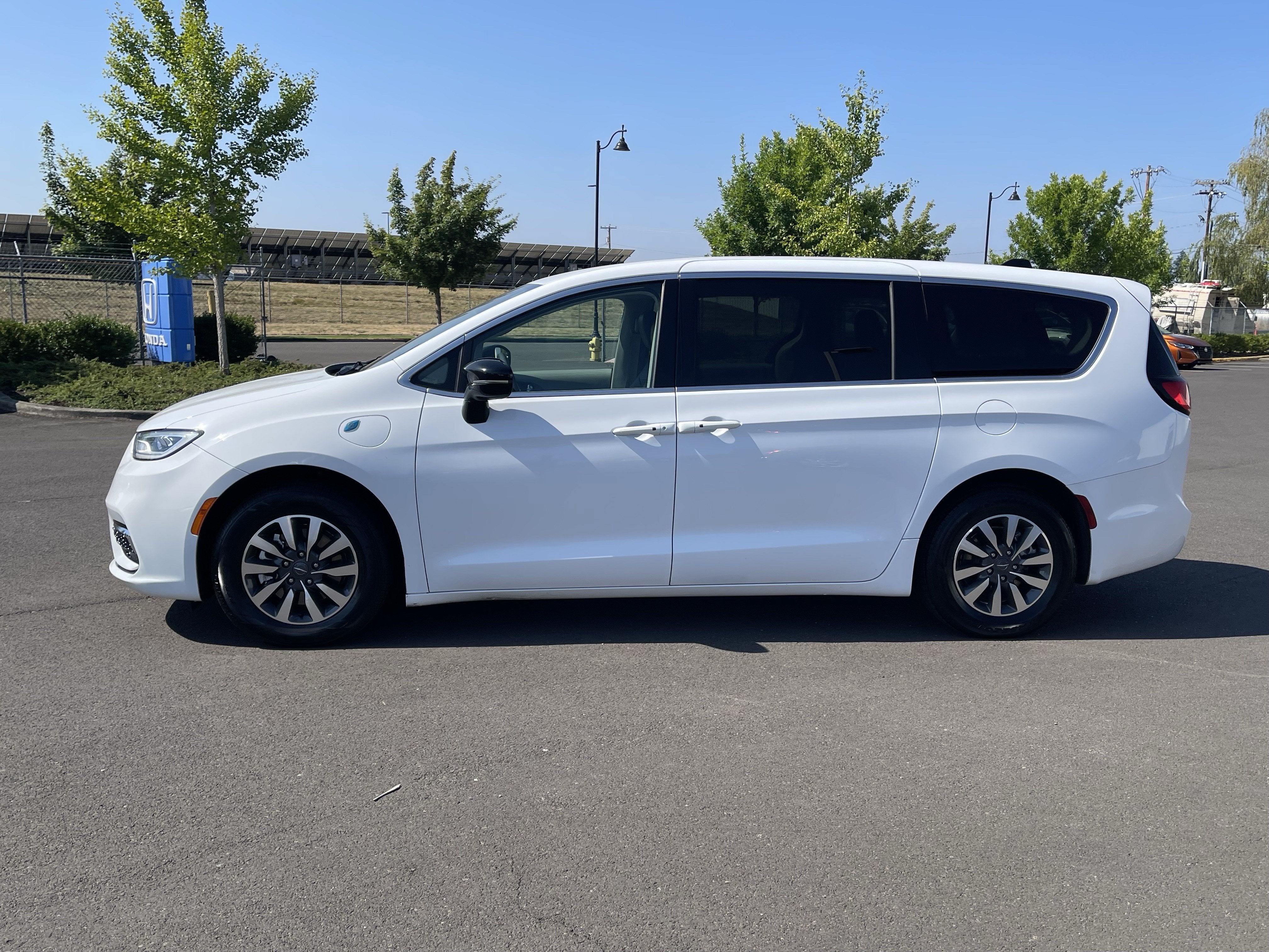 2024 Chrysler Pacifica Hybrid Select