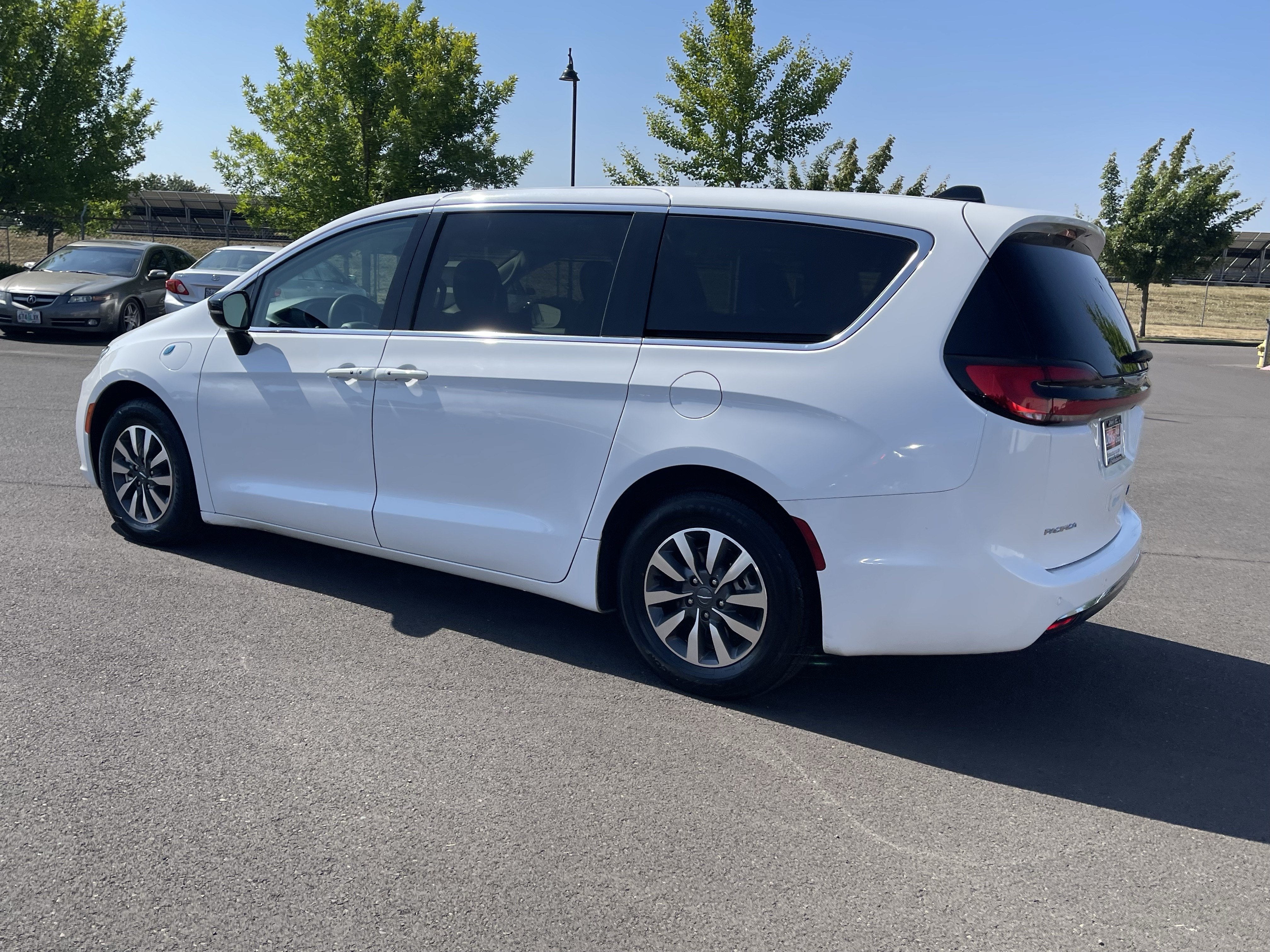 2024 Chrysler Pacifica Hybrid Select