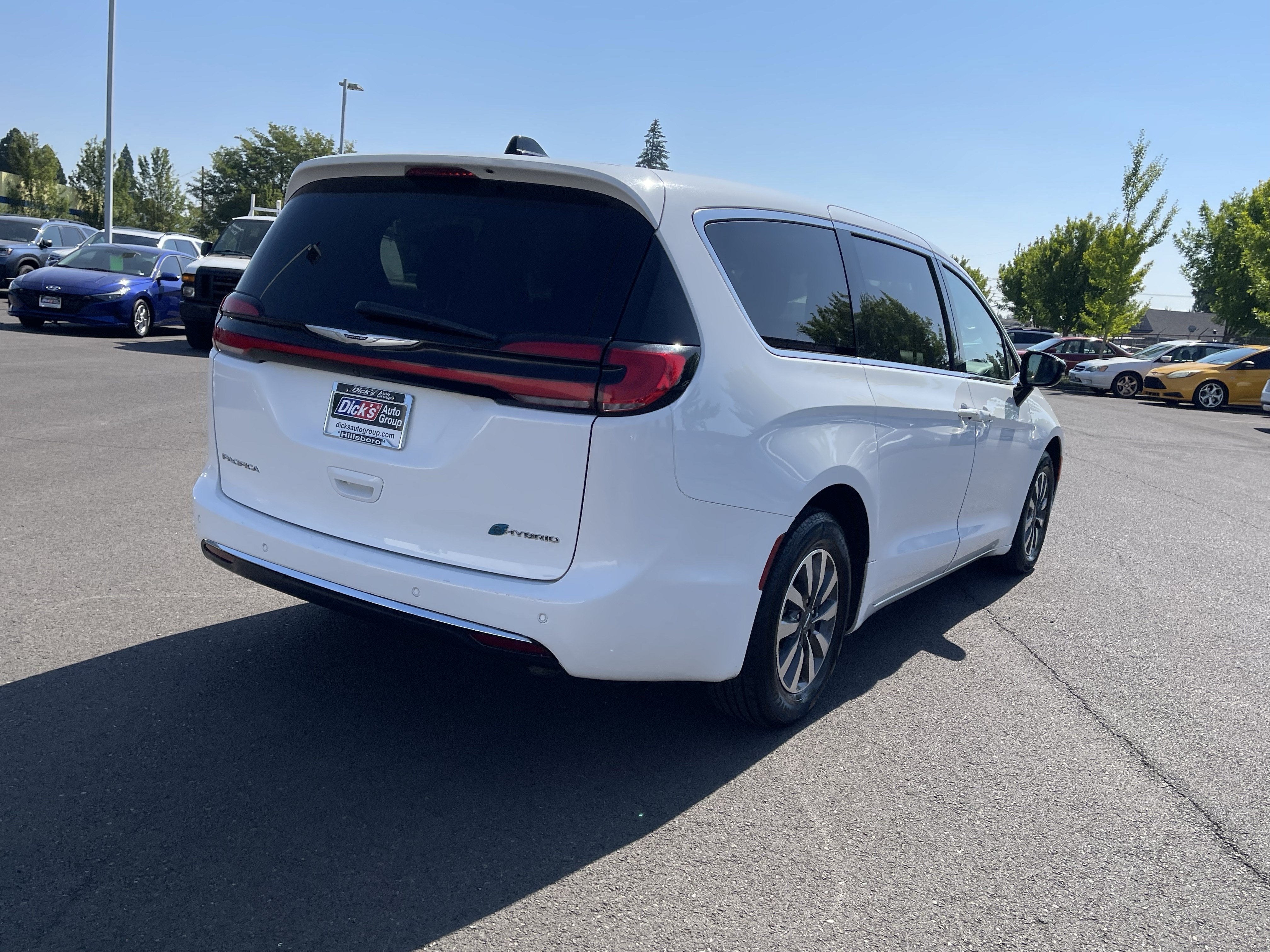 2024 Chrysler Pacifica Hybrid Select