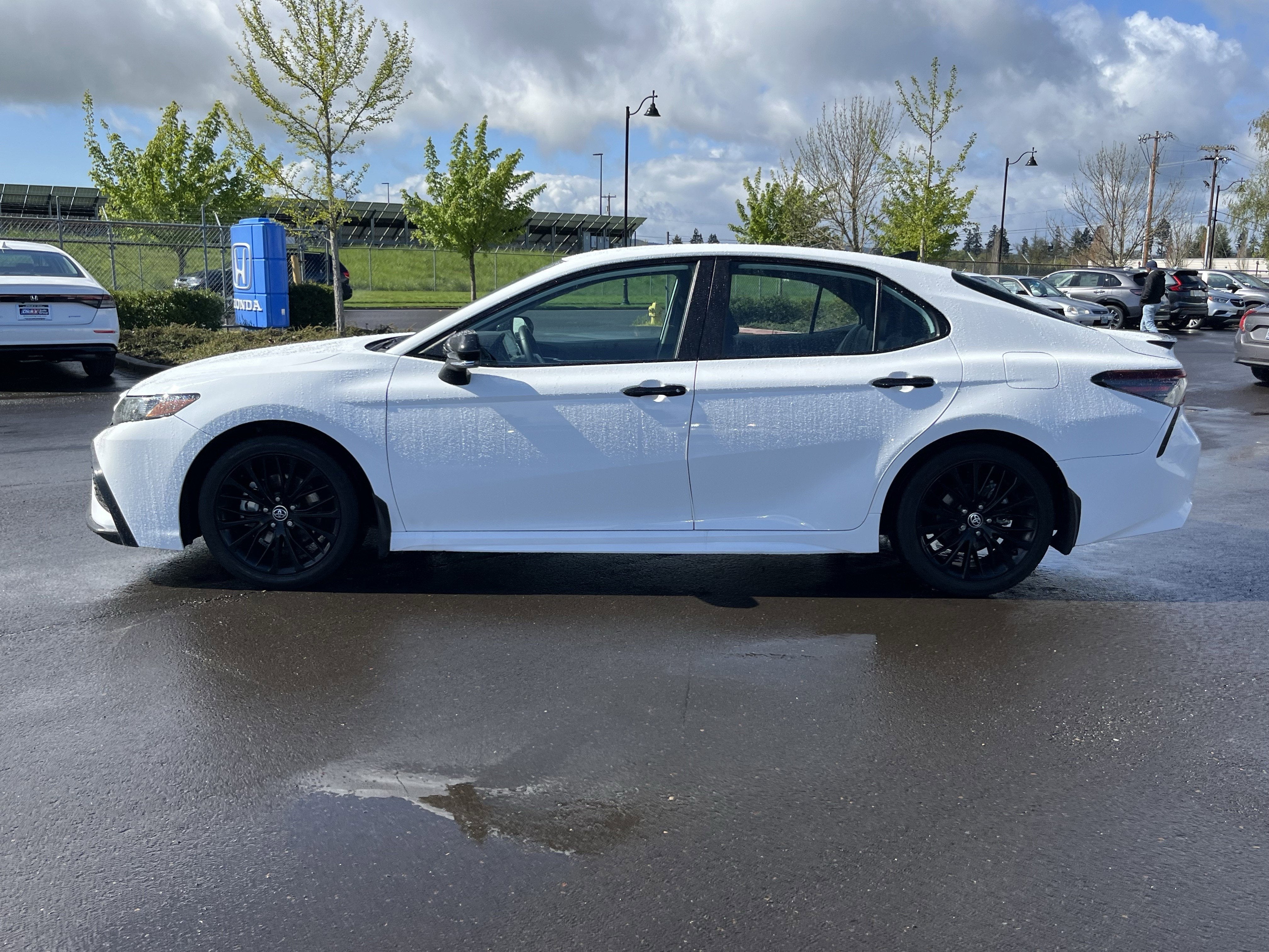 2022 Toyota Camry Hybrid SE