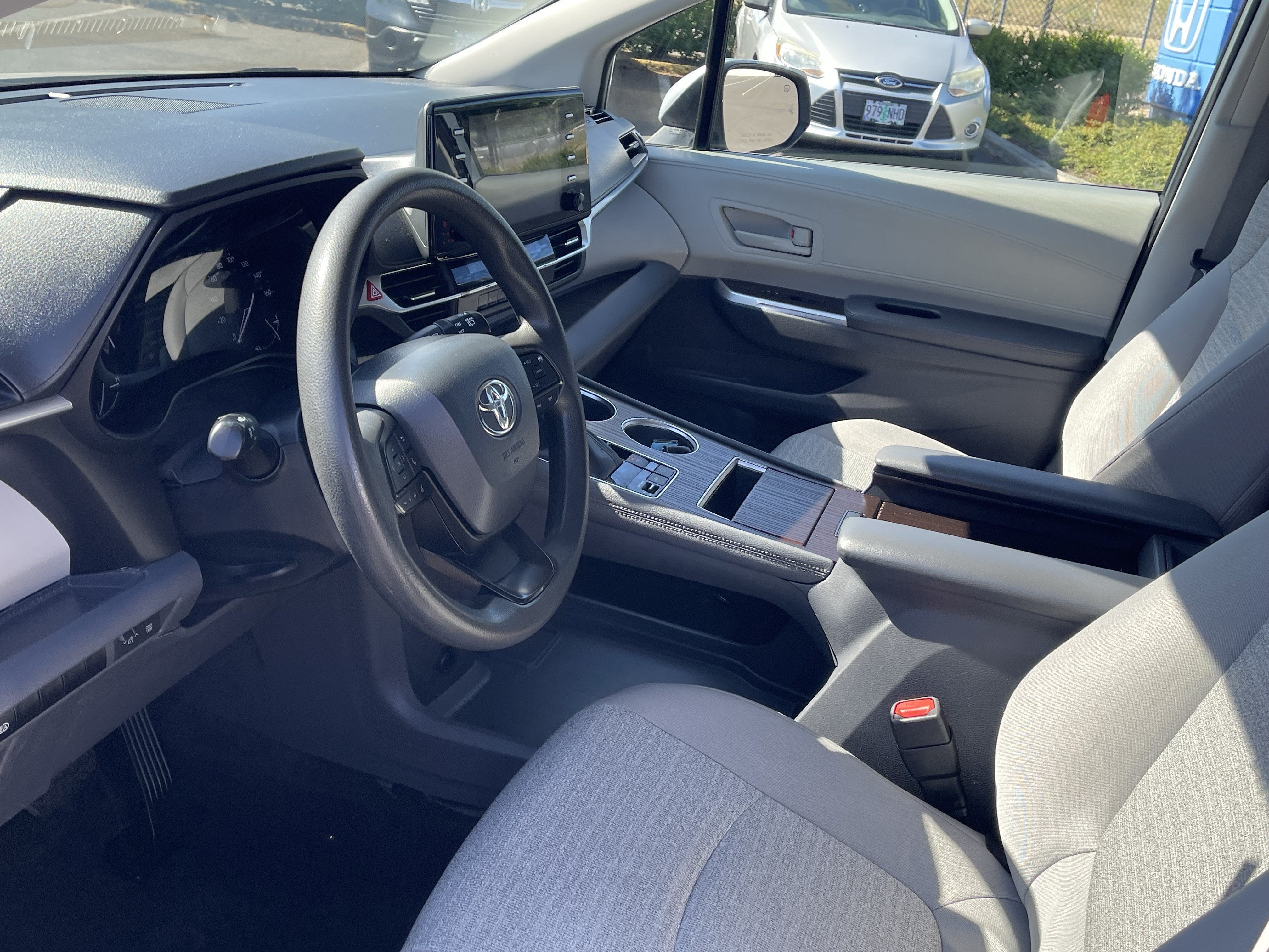2022 Toyota Sienna LE