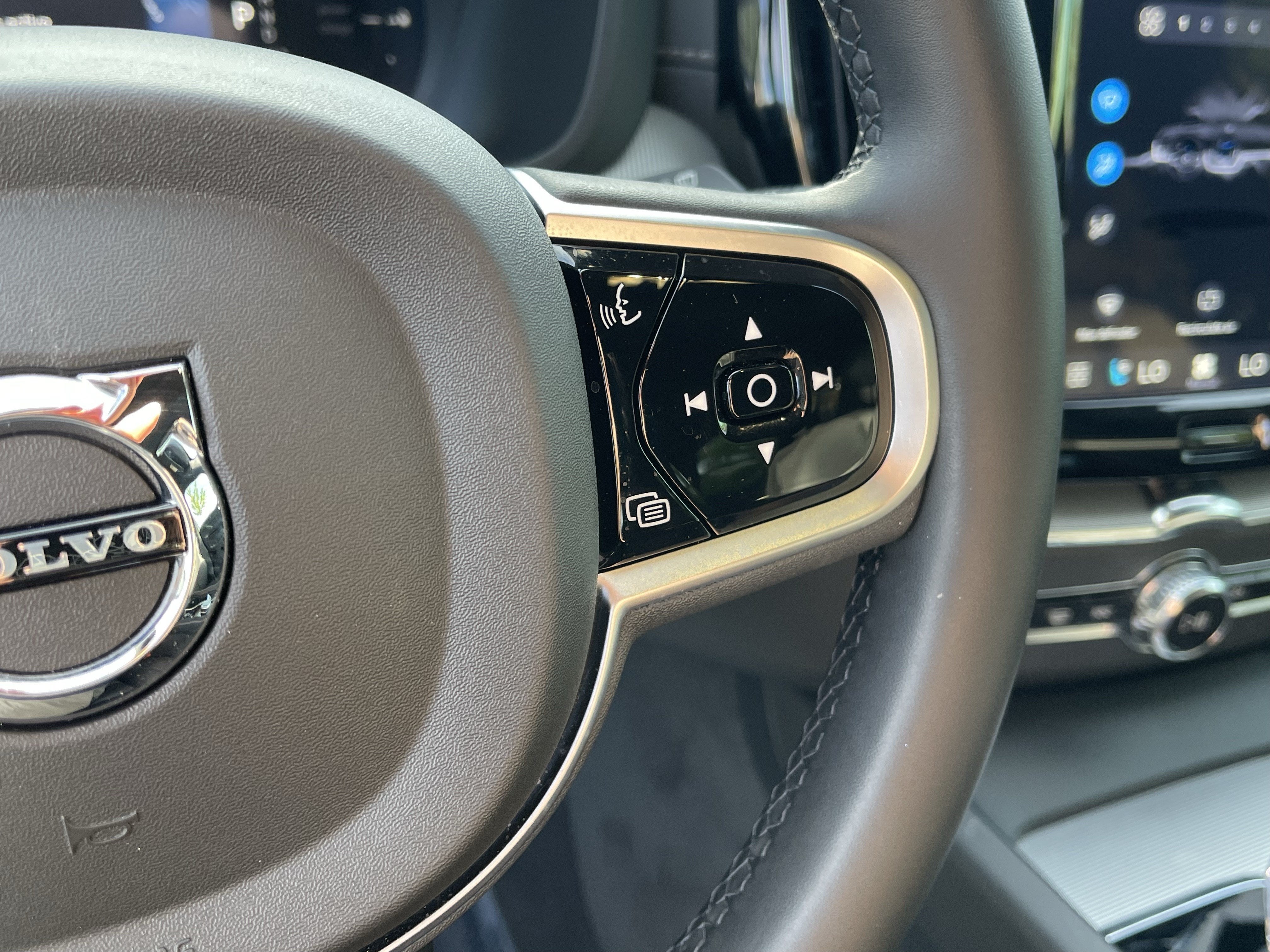 2025 Volvo XC60 Plug-In Hybrid Ultra Black Edition