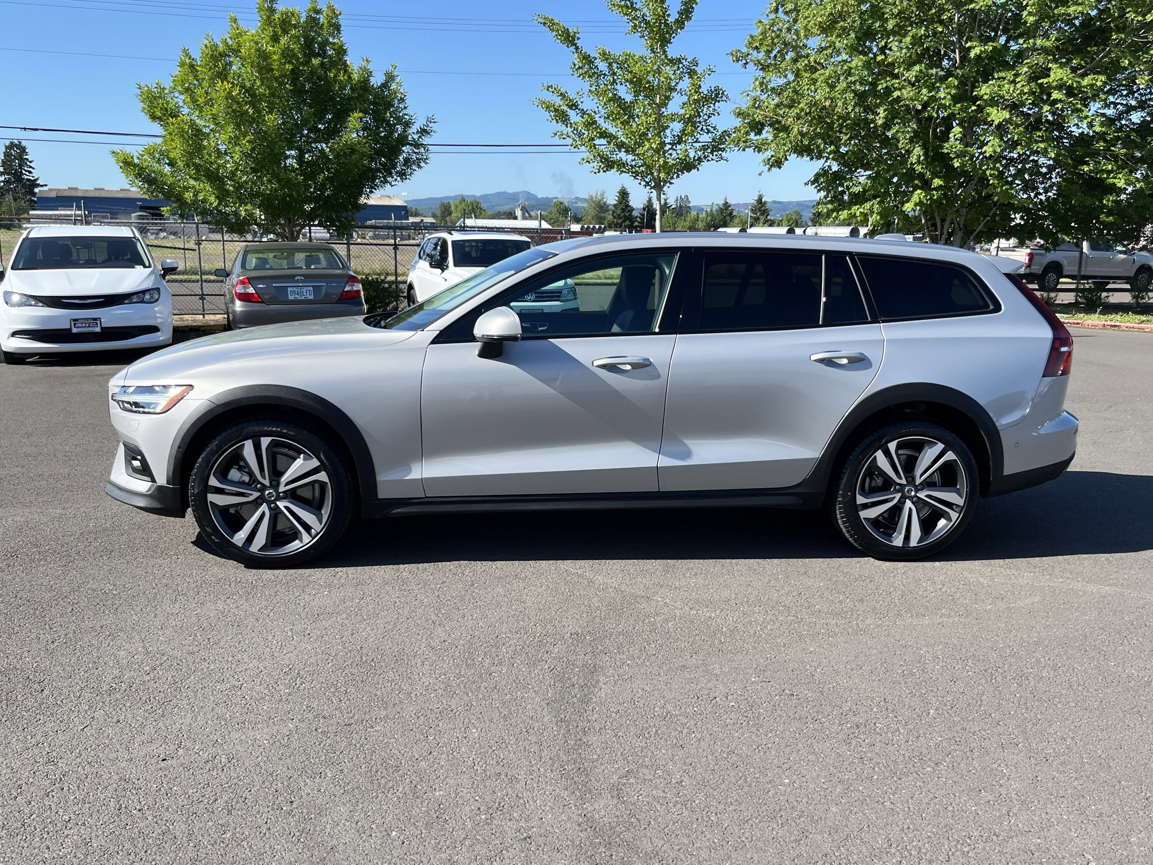 2025 Volvo V60 Cross Country Plus