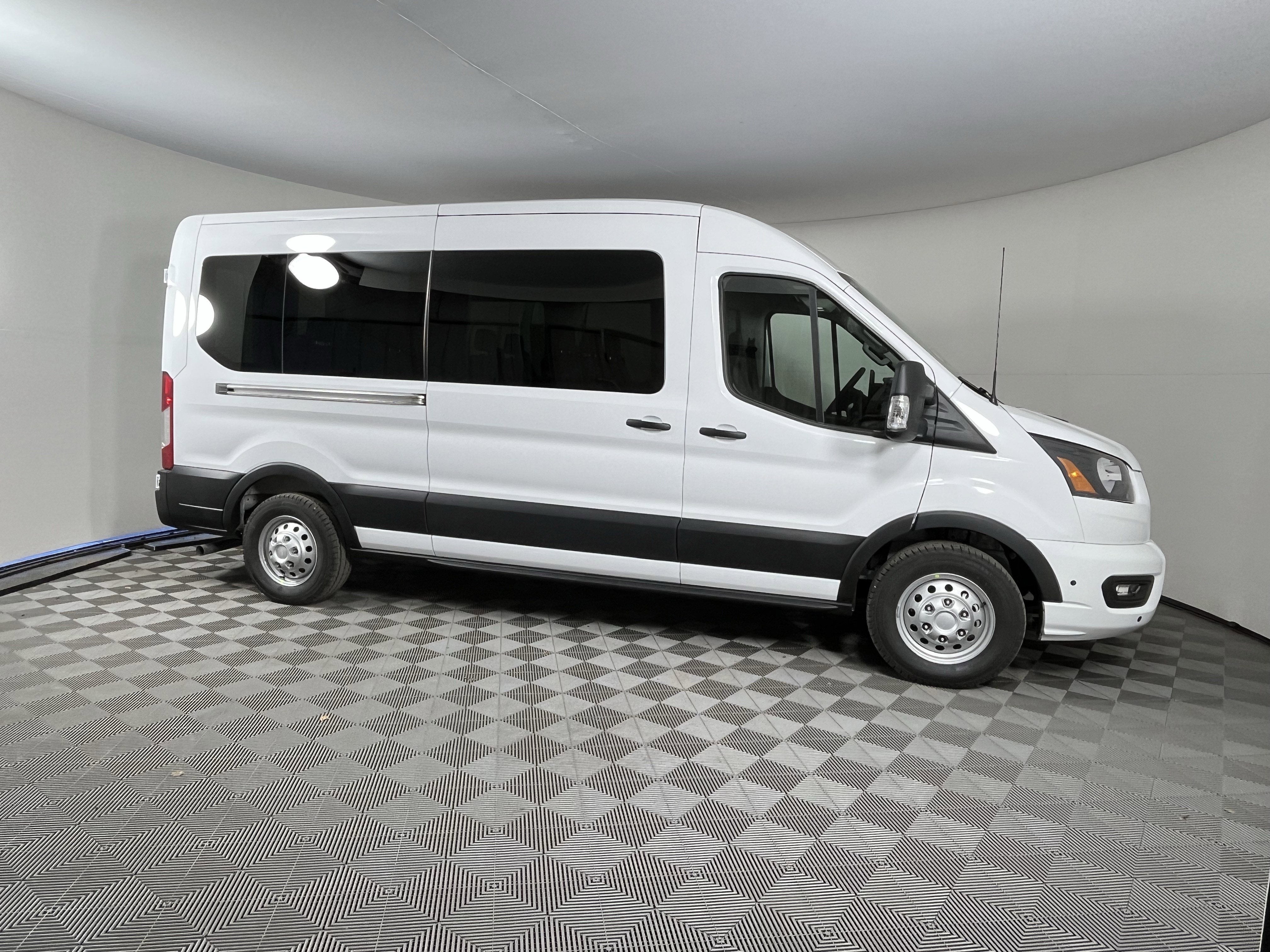 2025 Ford Transit Passenger Wagon T-350 148 Med Roof XL AWD 12 Seats