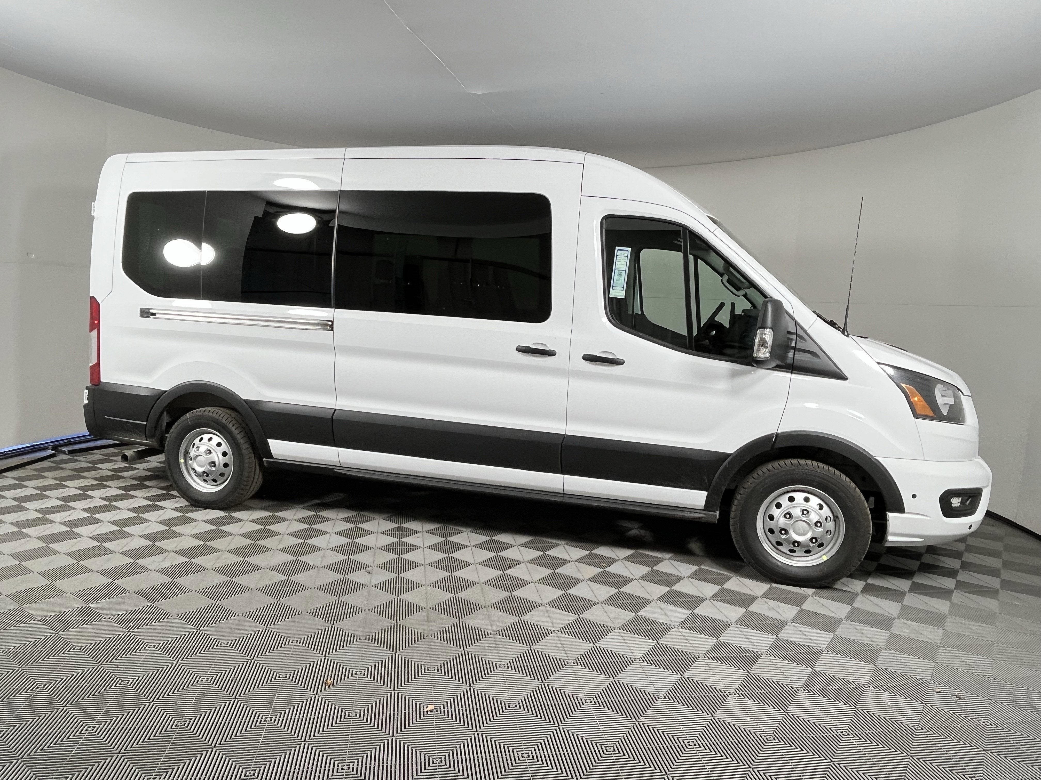 2025 Ford Transit Passenger Wagon T-350 148 Med Roof XL AWD 12 Seats