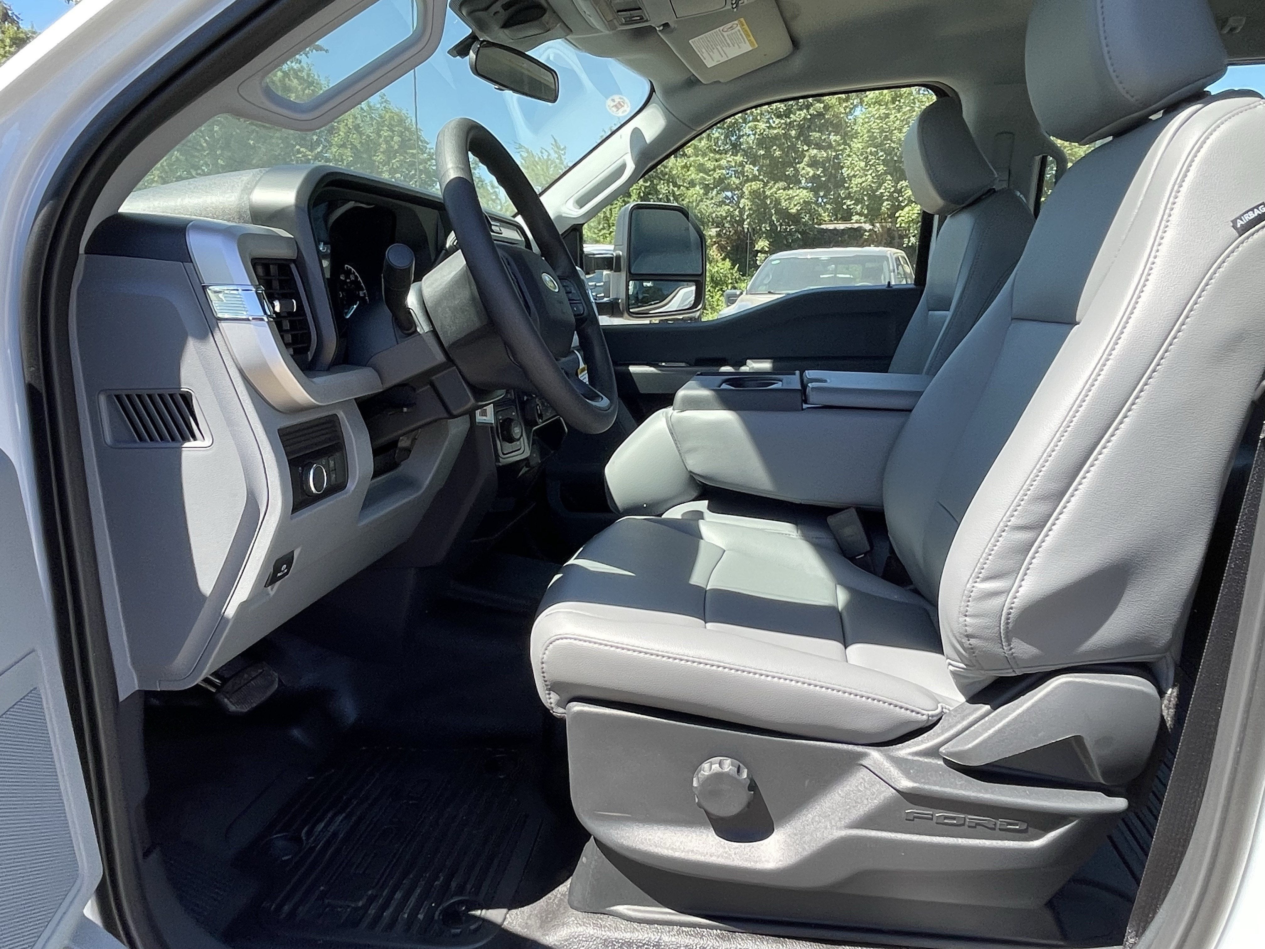 2026 Ford Super Duty F-450 DRW XL 4WD Crew Cab 203 WB 84 CA