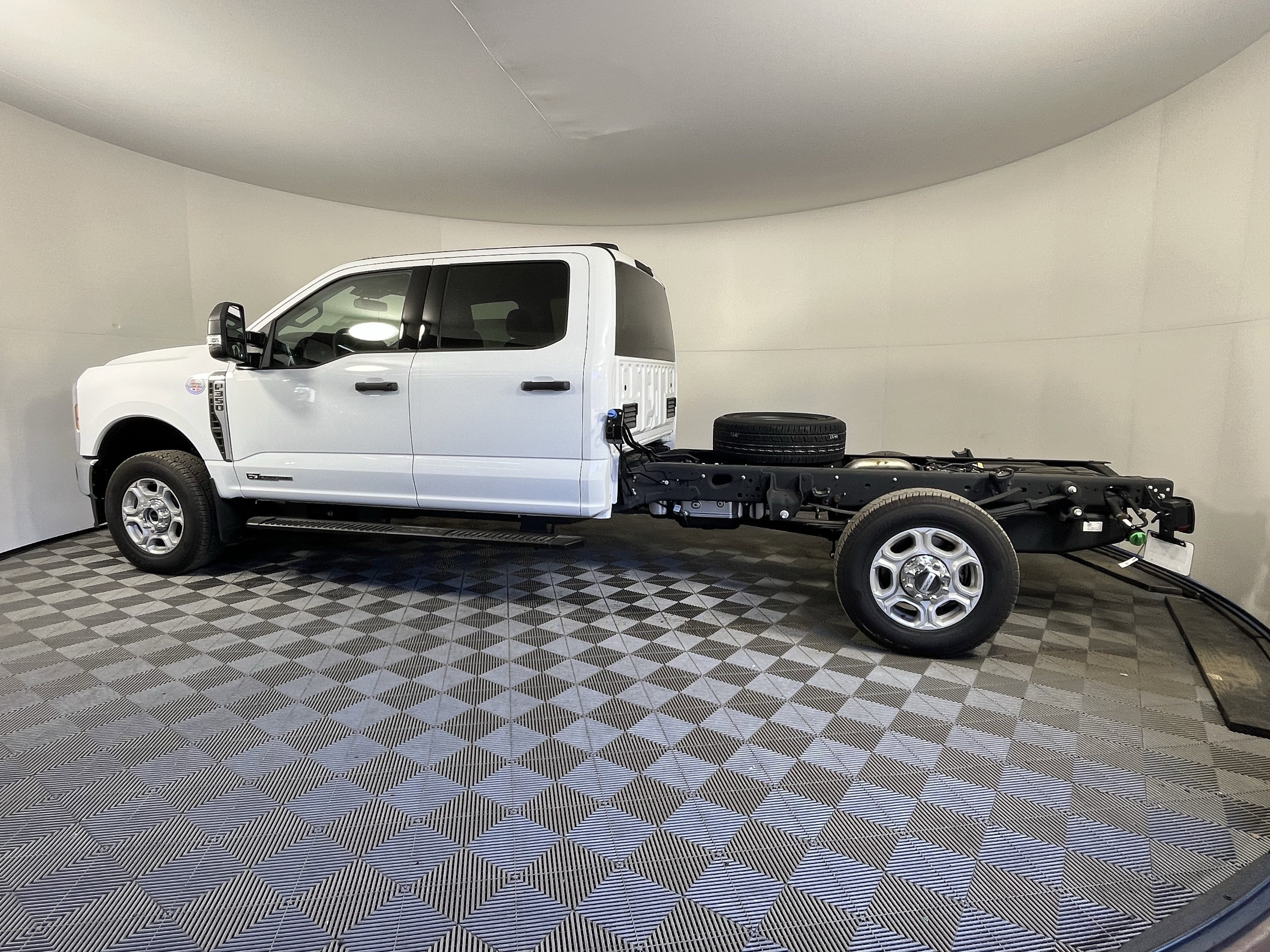 2026 Ford Super Duty F-350 SRW XLT 4WD Crew Cab 179 WB 60 CA