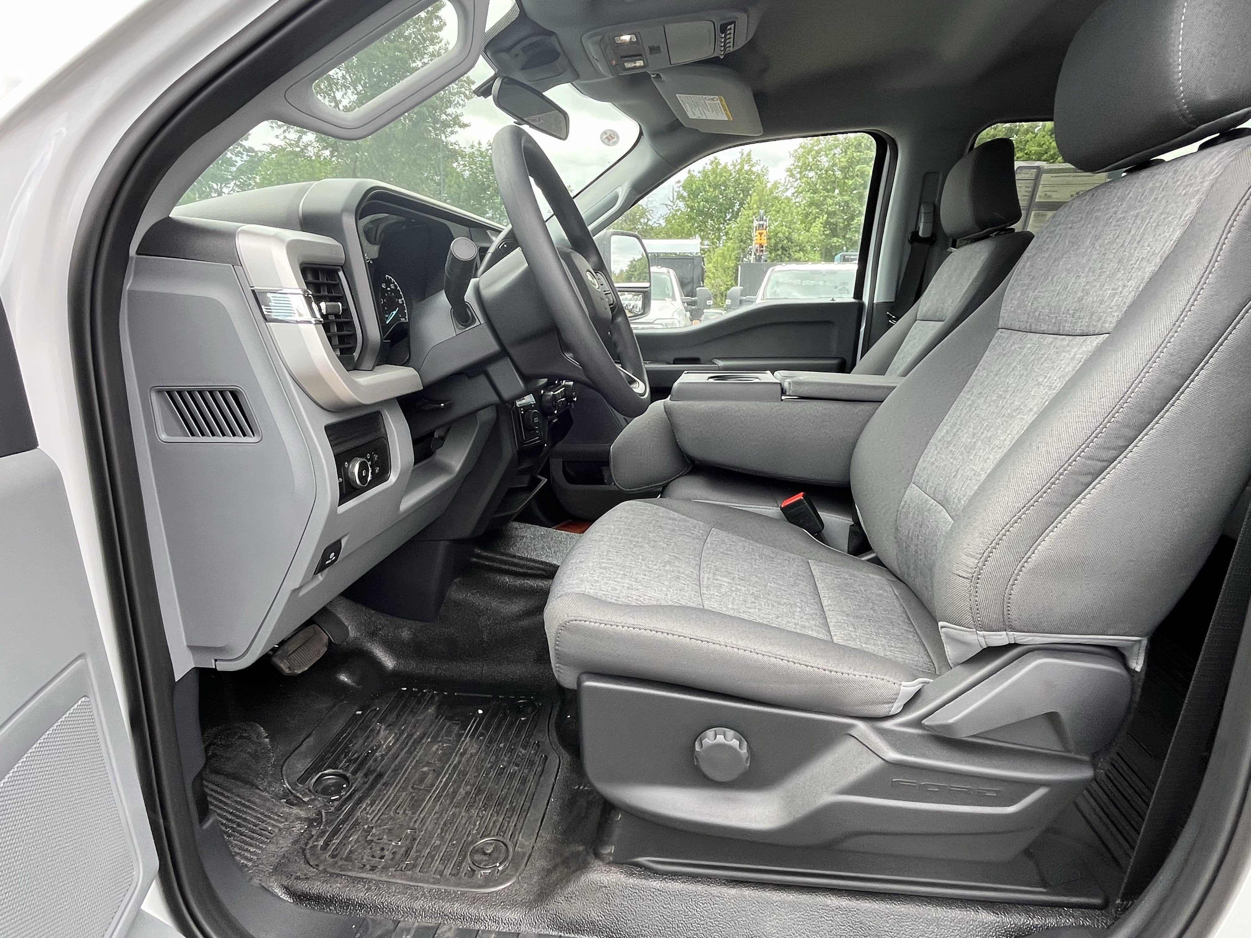 2026 Ford Super Duty F-350 DRW XL 4WD Crew Cab 179 WB 60 CA