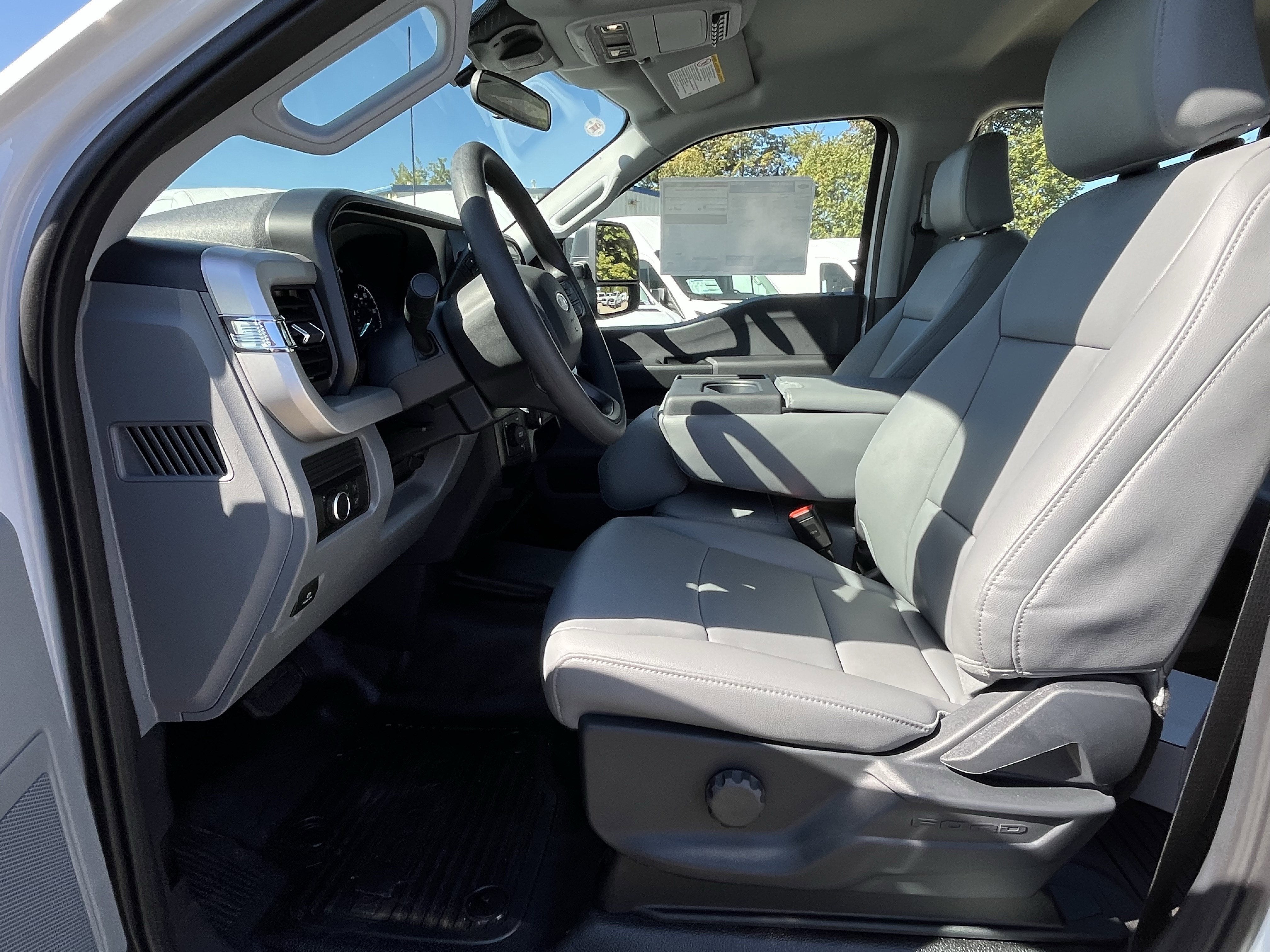 2026 Ford Super Duty F-350 DRW XL 4WD Crew Cab 179 WB 60 CA