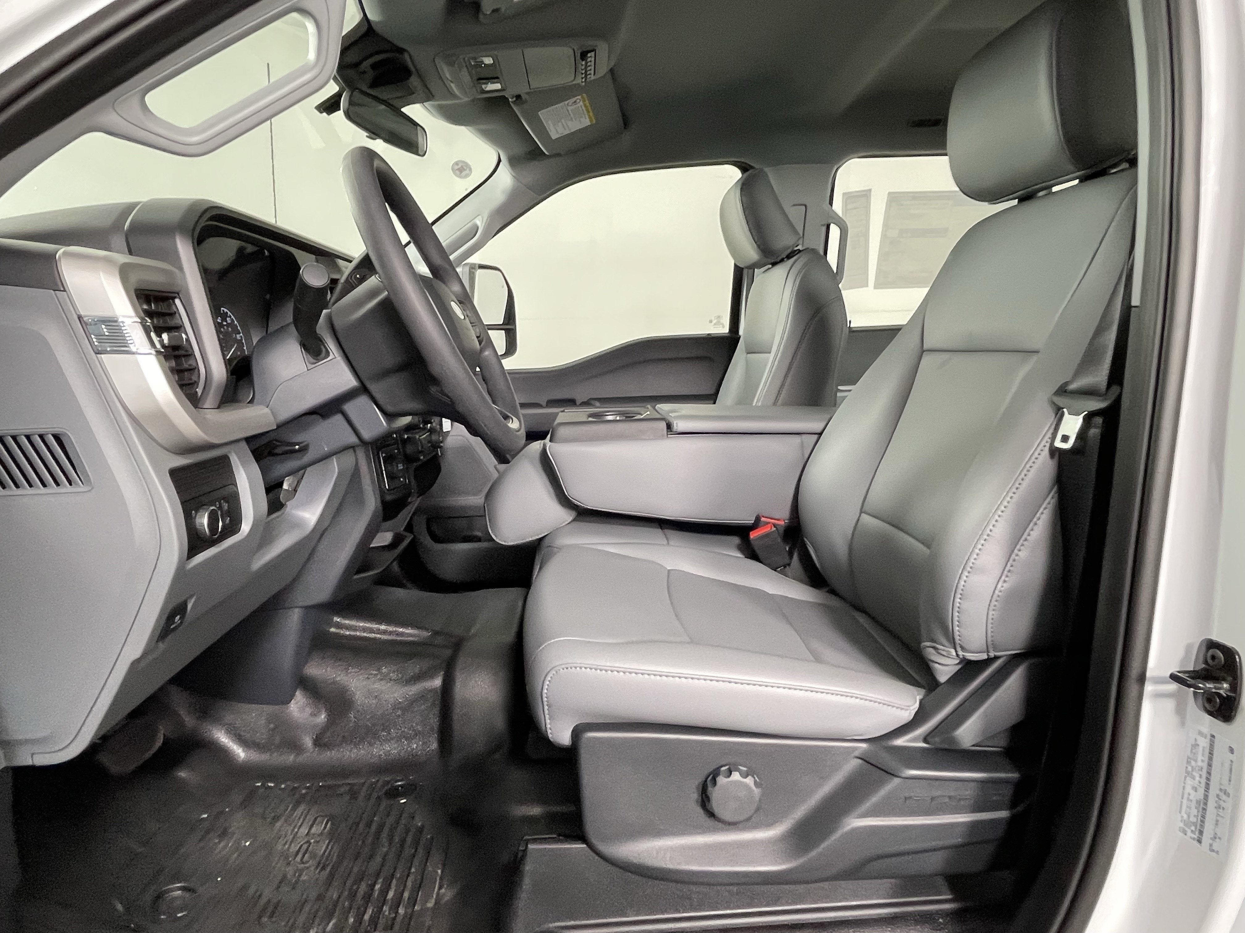 2026 Ford Super Duty F-350 DRW XL 4WD Crew Cab 179 WB 60 CA