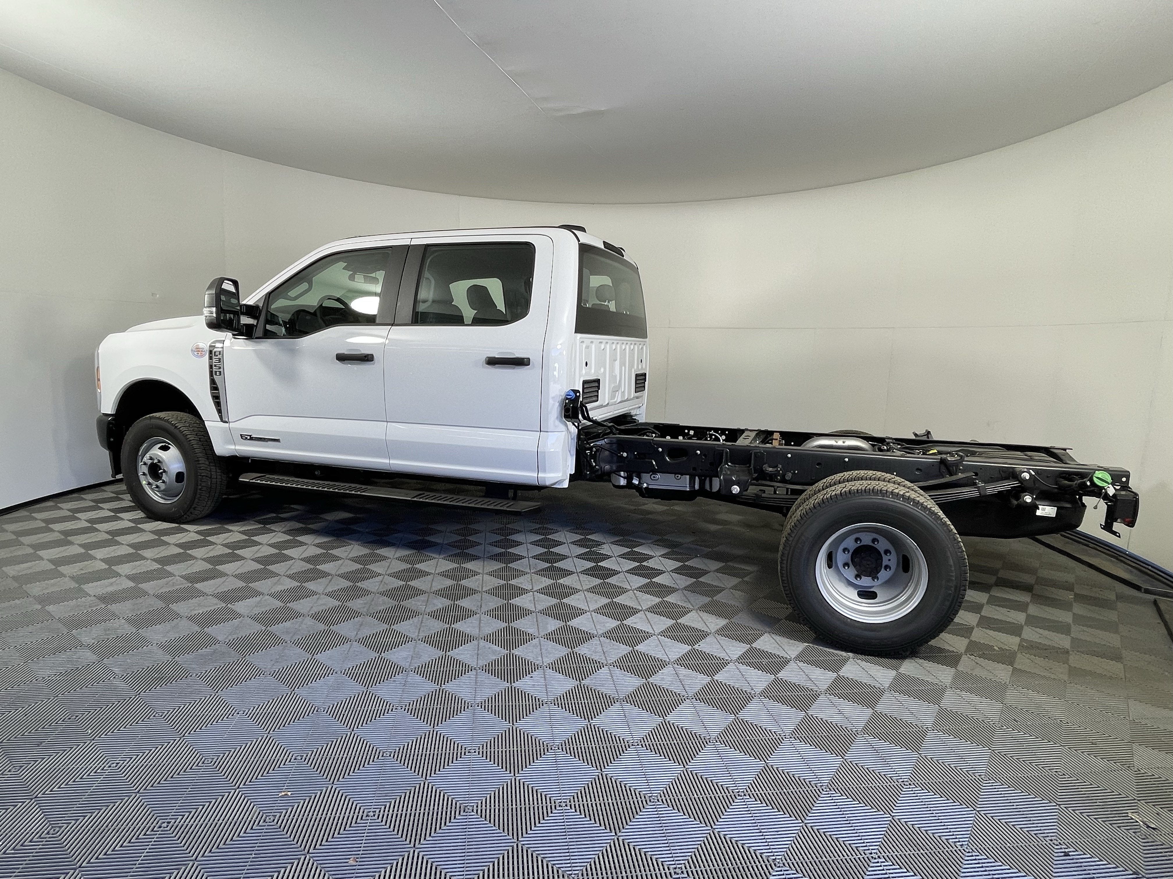 2026 Ford Super Duty F-350 DRW XL 4WD Crew Cab 179 WB 60 CA
