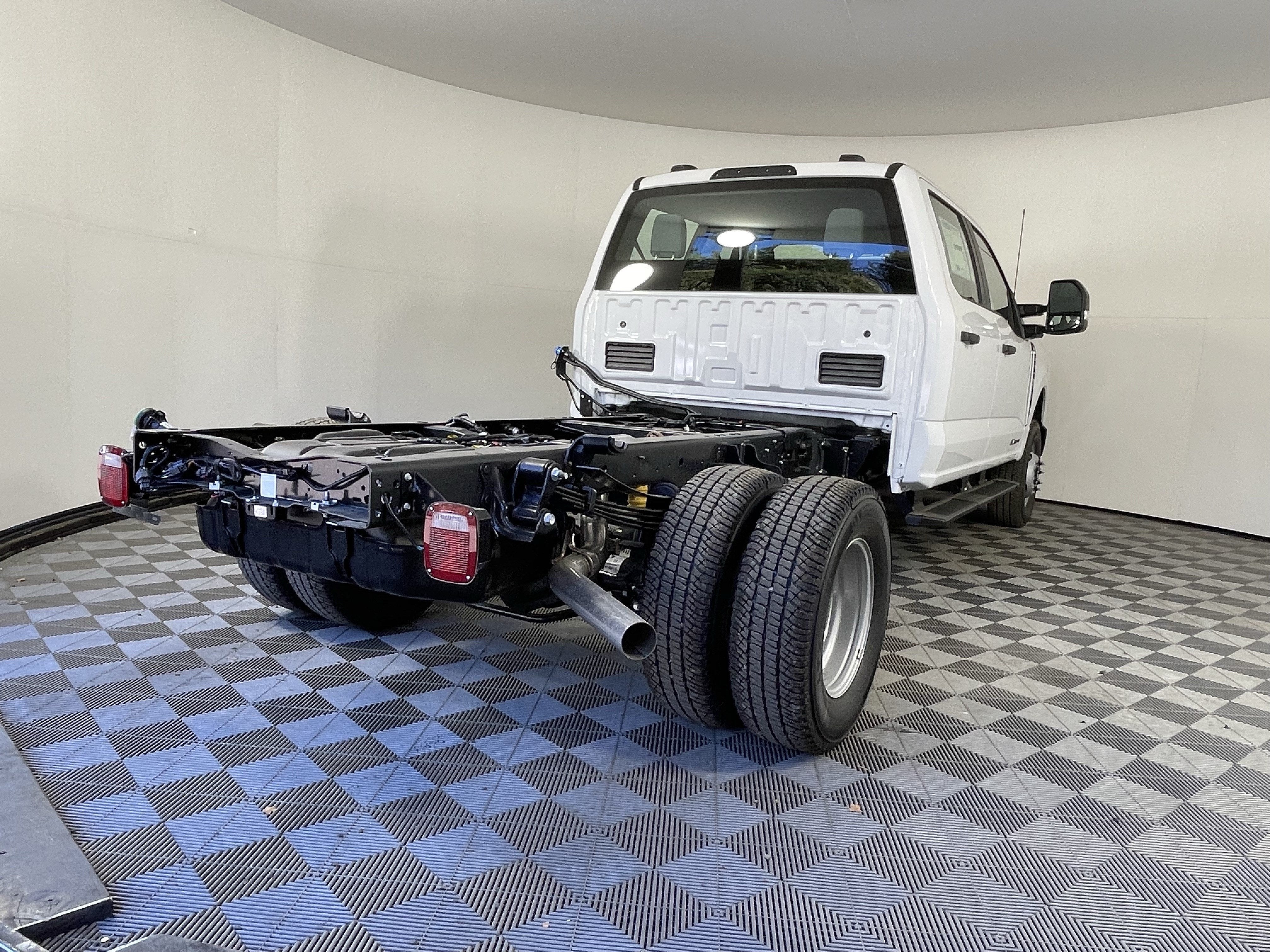 2026 Ford Super Duty F-350 DRW XL 4WD Crew Cab 179 WB 60 CA