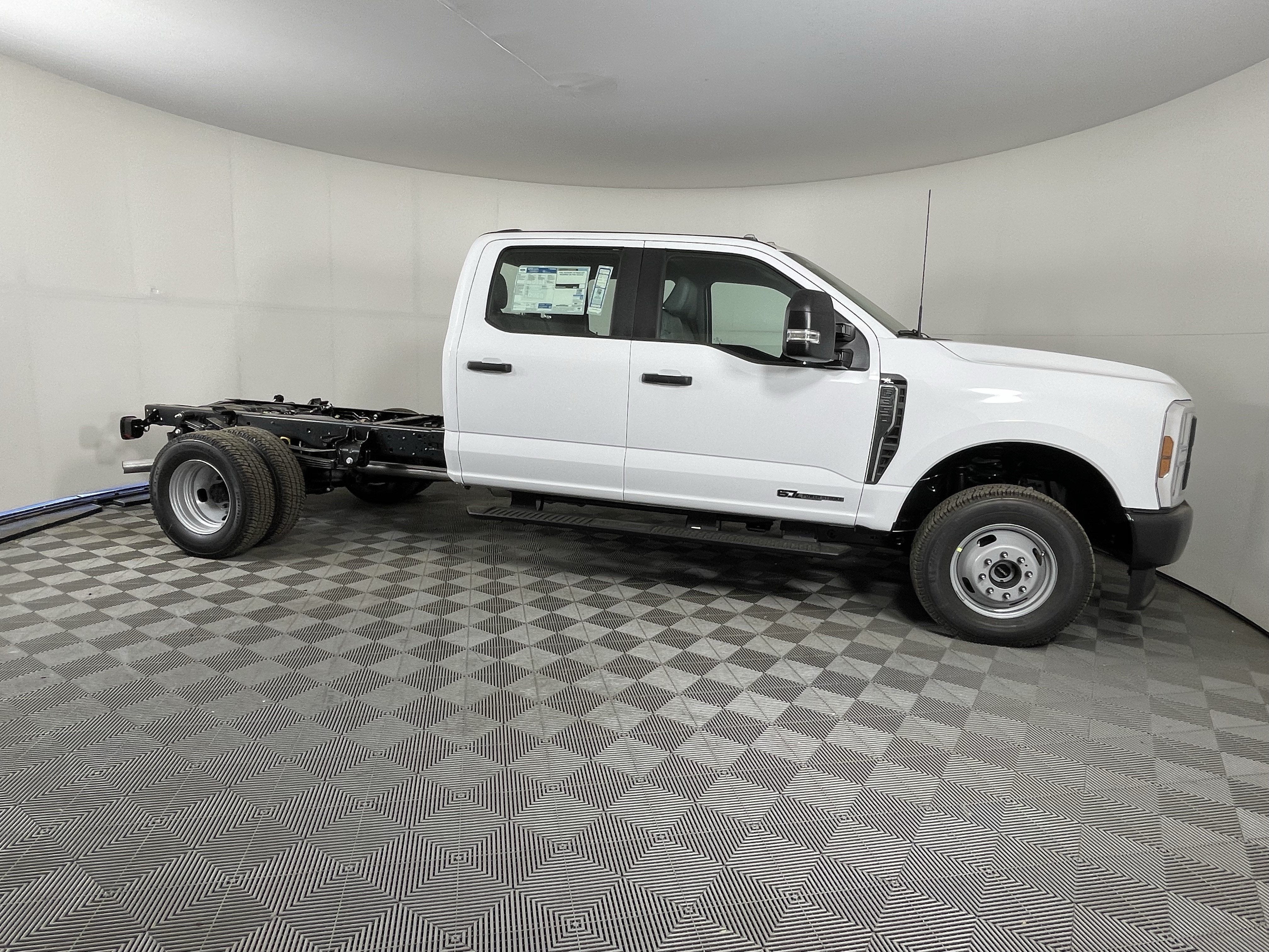 2026 Ford Super Duty F-350 DRW XL 4WD Crew Cab 179 WB 60 CA