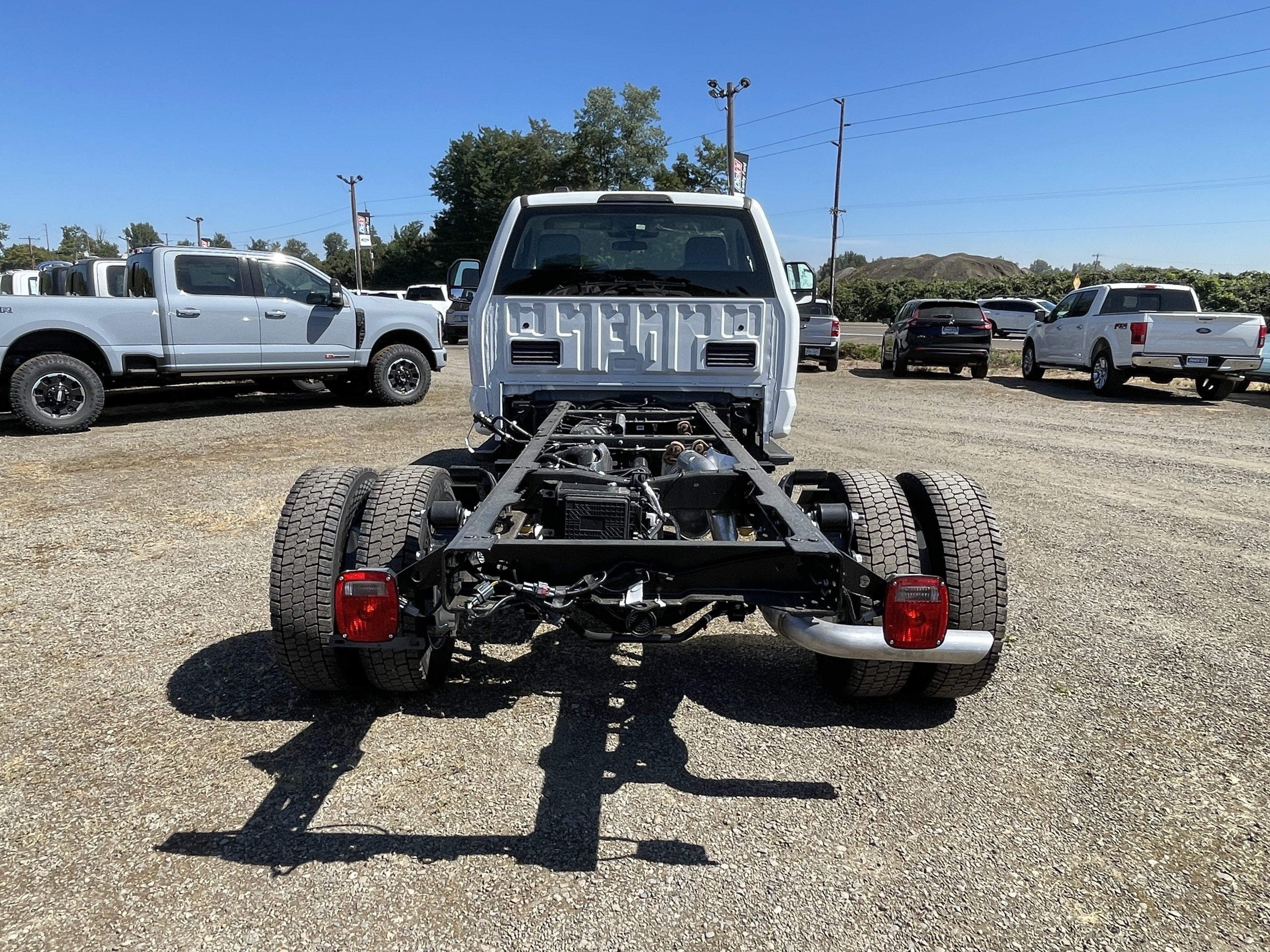 2026 Ford Super Duty F-550 DRW XL 2WD Reg Cab 169 WB 84 CA