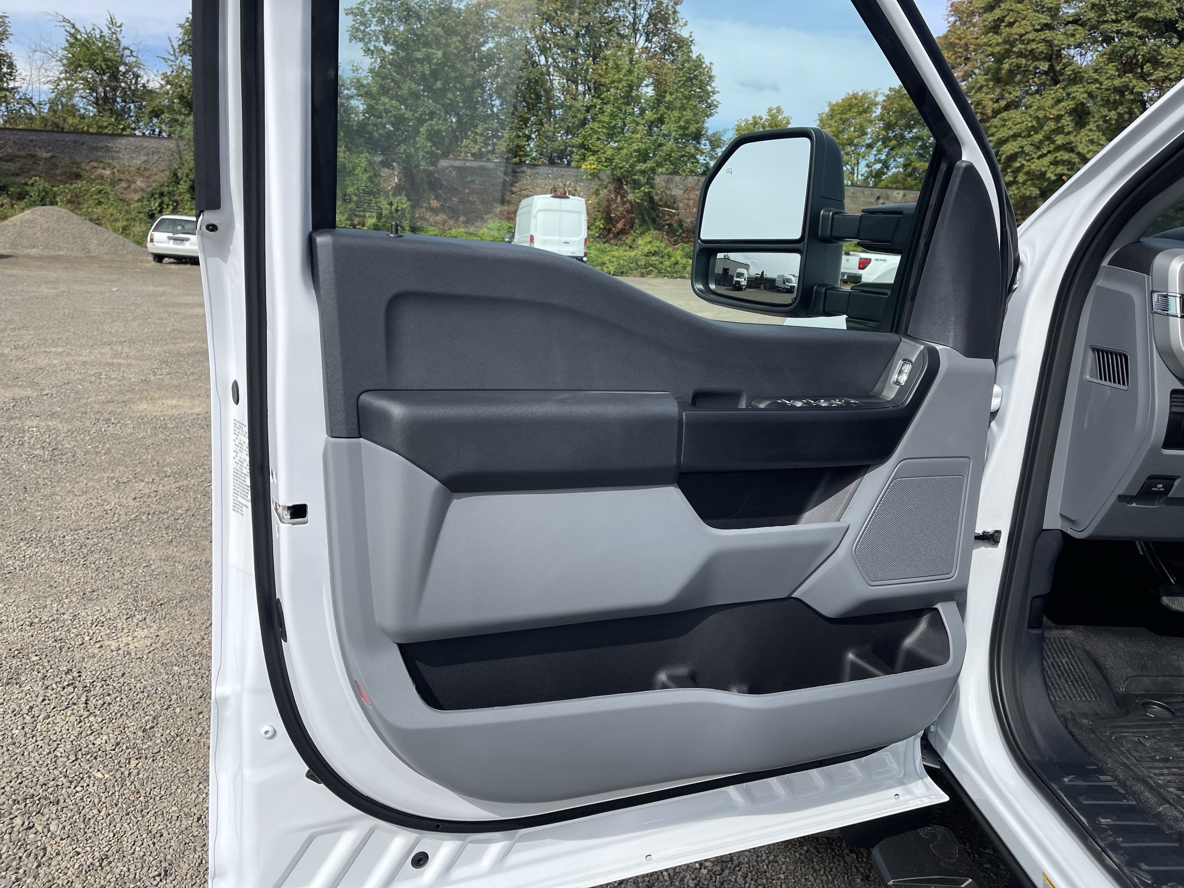 2026 Ford Super Duty F-550 DRW XL 4WD Crew Cab 203 WB 84 CA