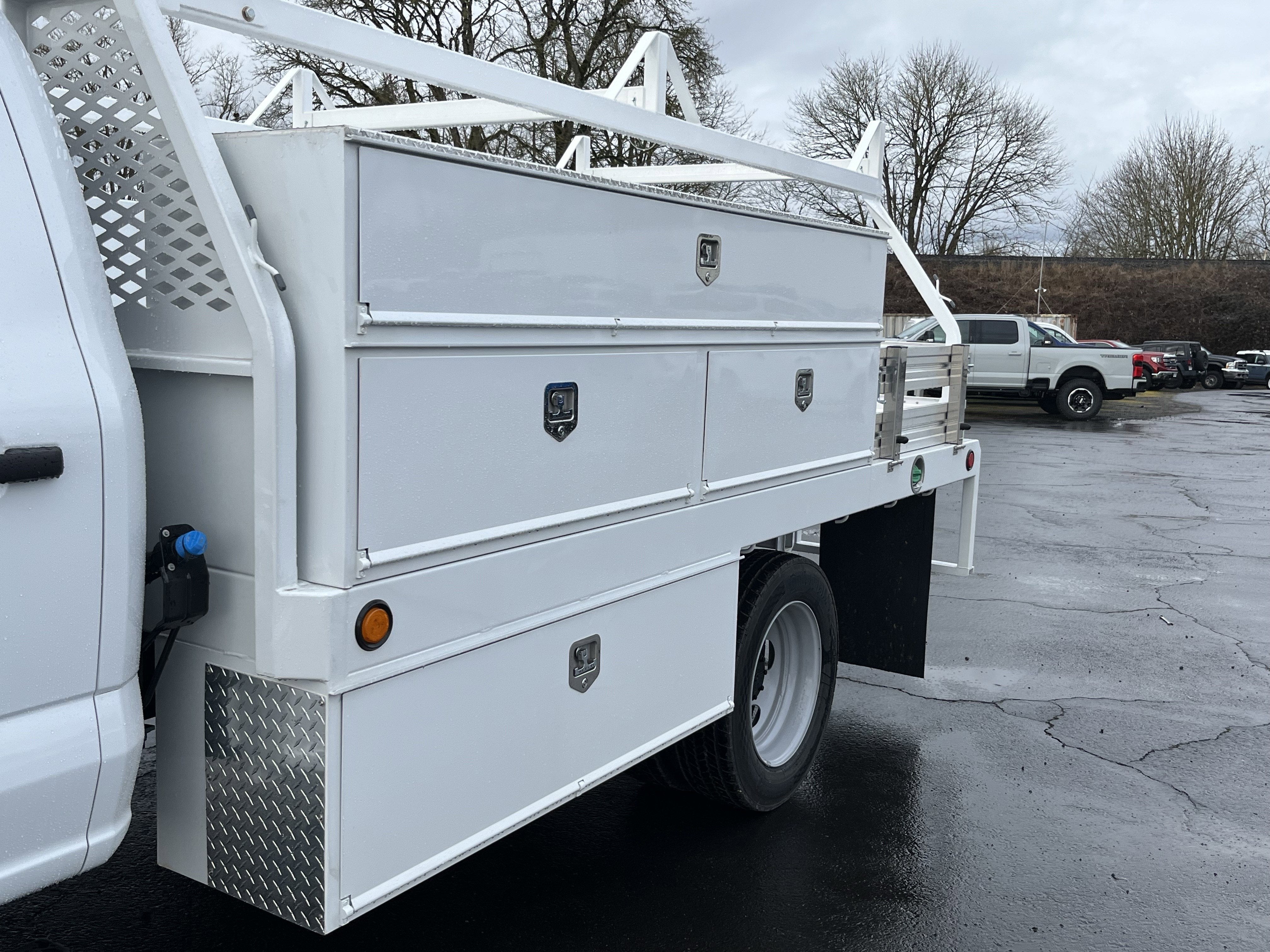 2026 Ford Super Duty F-550 DRW XL 4WD Crew Cab 203 WB 84 CA