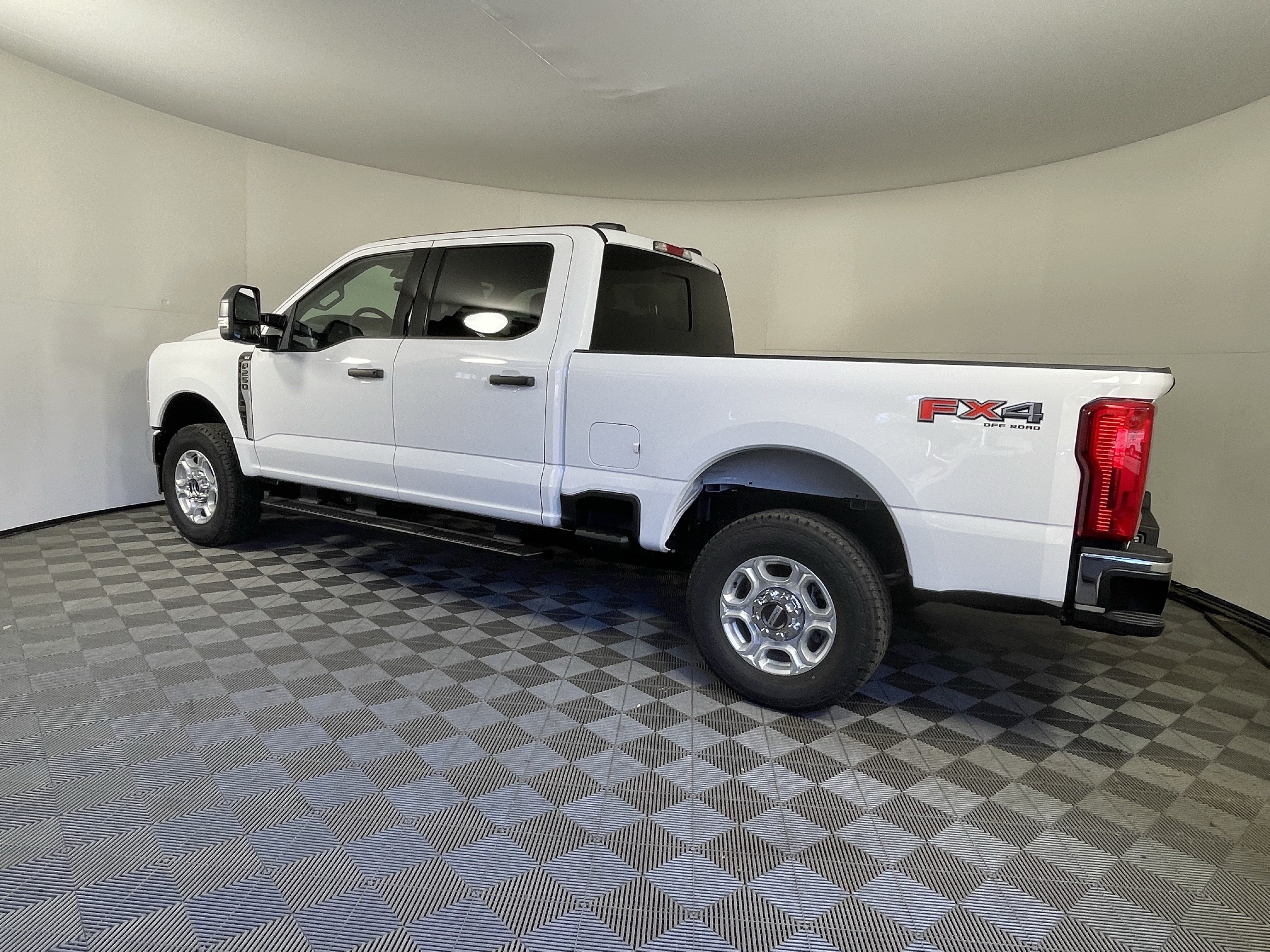 2027 Ford Super Duty F-250 SRW XLT 4WD Crew Cab 6.75' Box