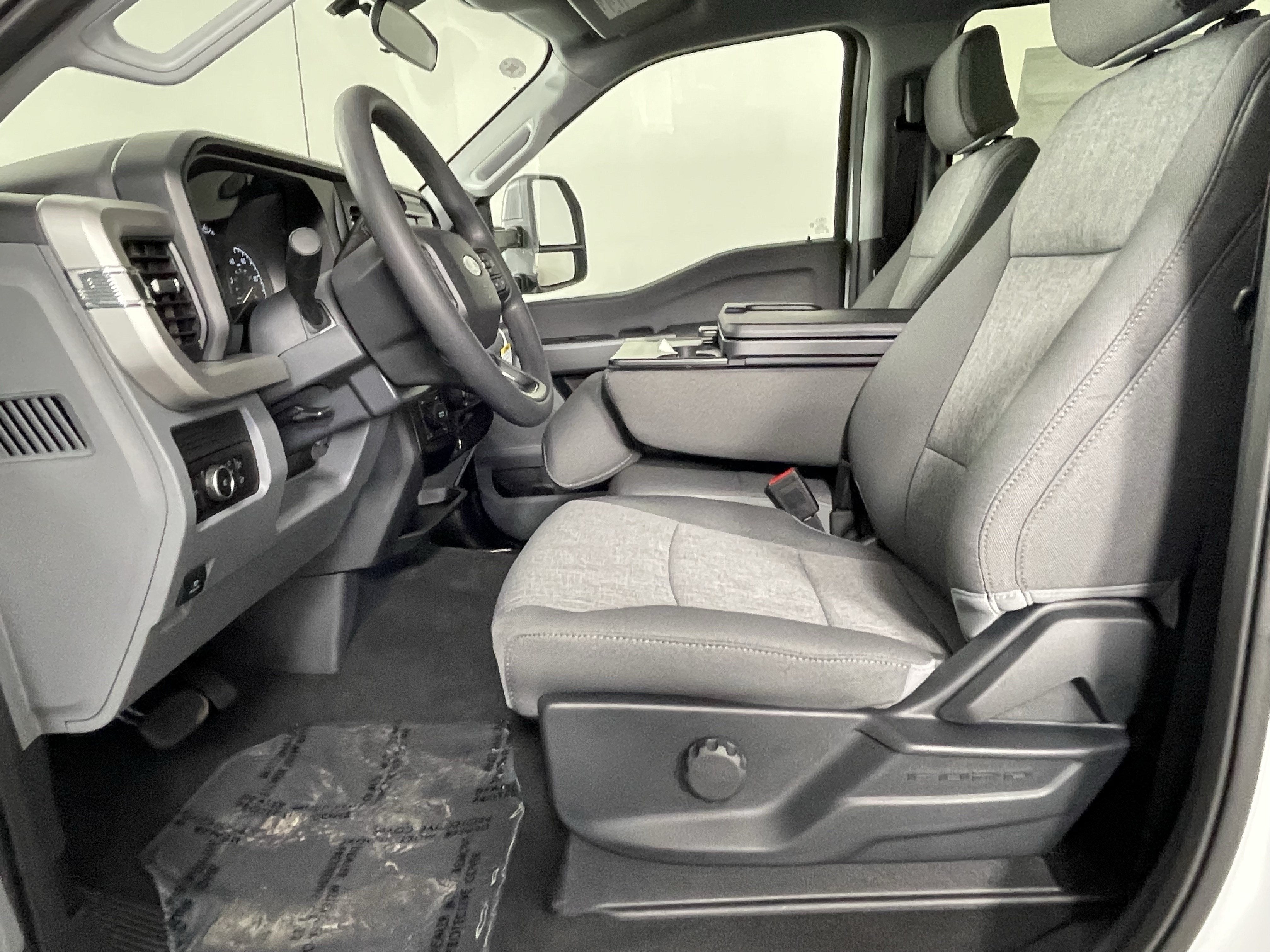 2026 Ford Super Duty F-350 SRW XL 4WD Crew Cab 6.75' Box