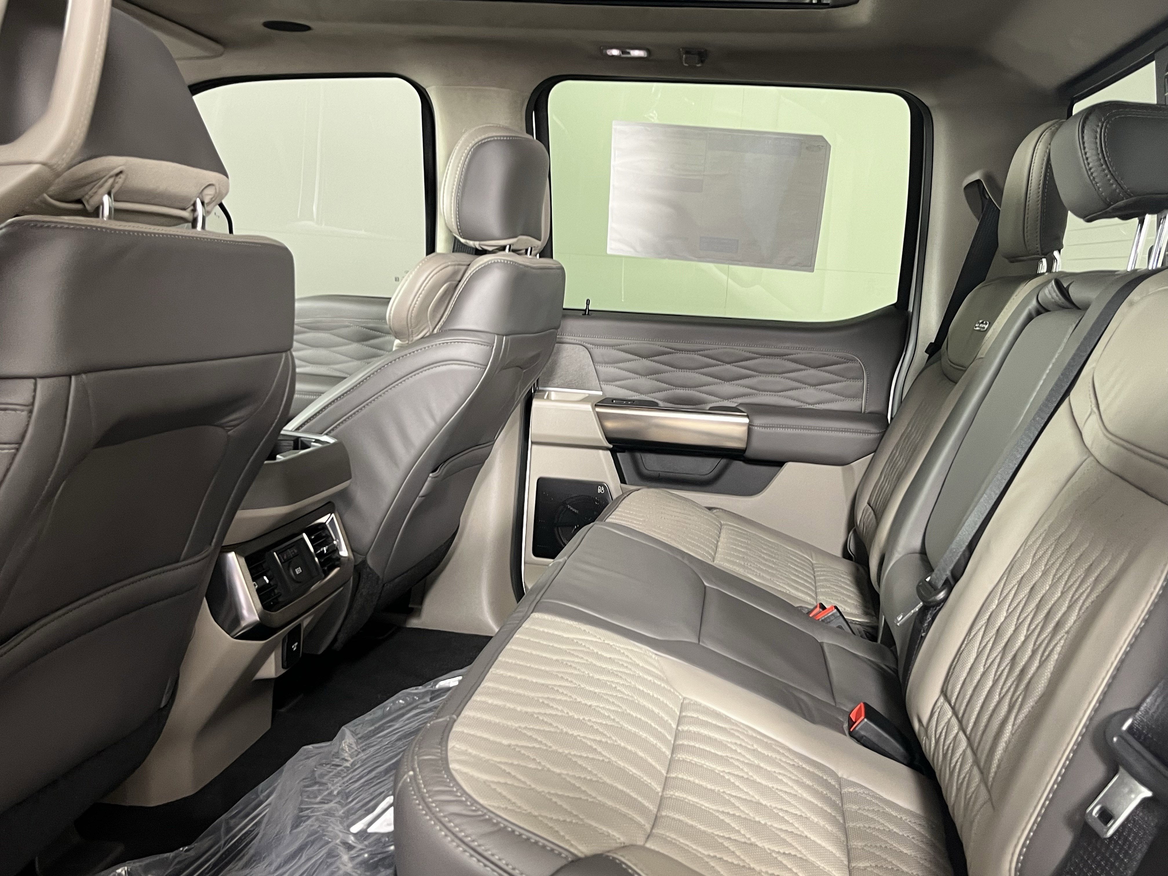 2026 Ford Super Duty F-350 DRW PLATINUM 4WD Crew Cab 8' Box