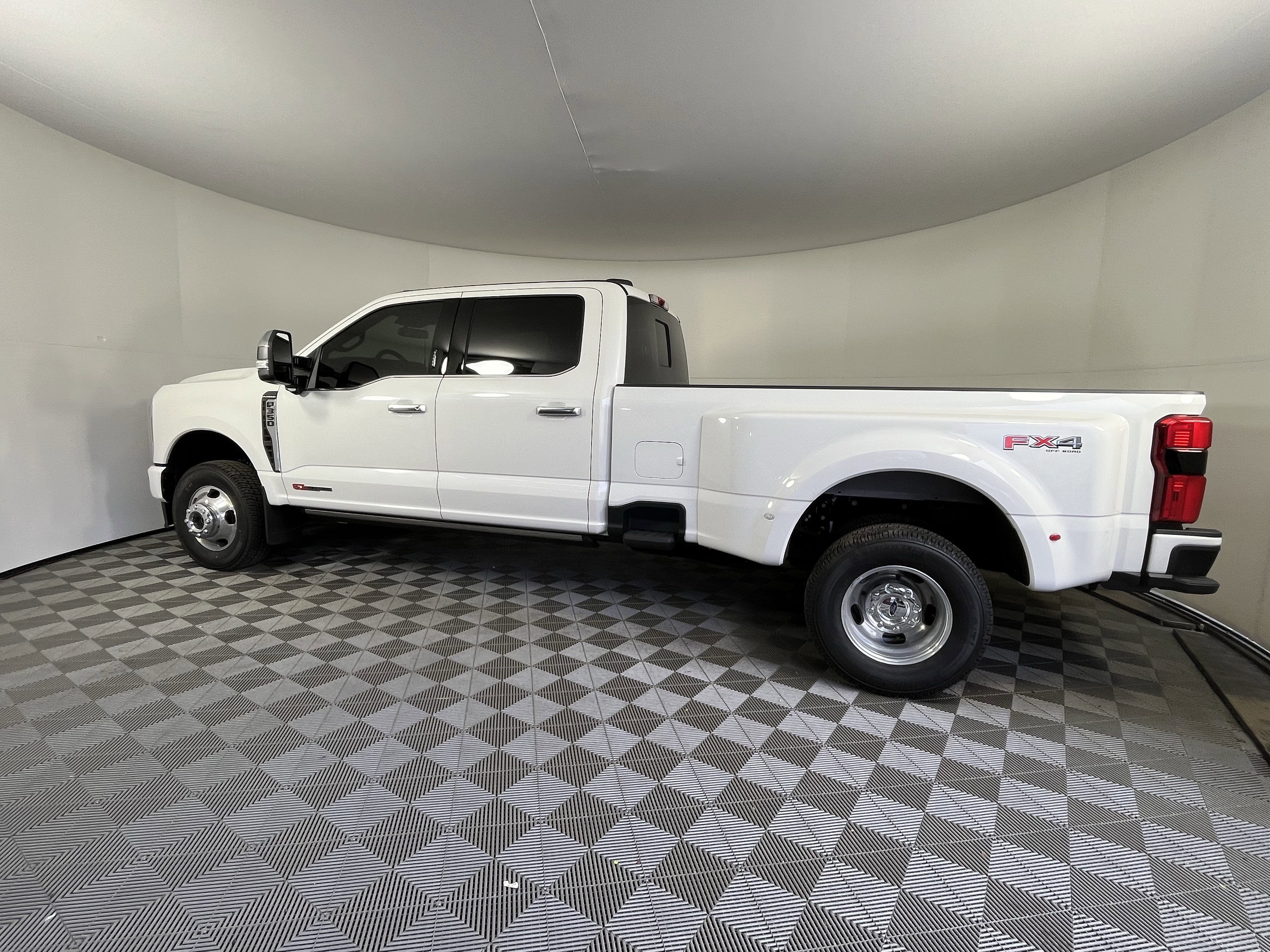 2026 Ford Super Duty F-350 DRW PLATINUM 4WD Crew Cab 8' Box