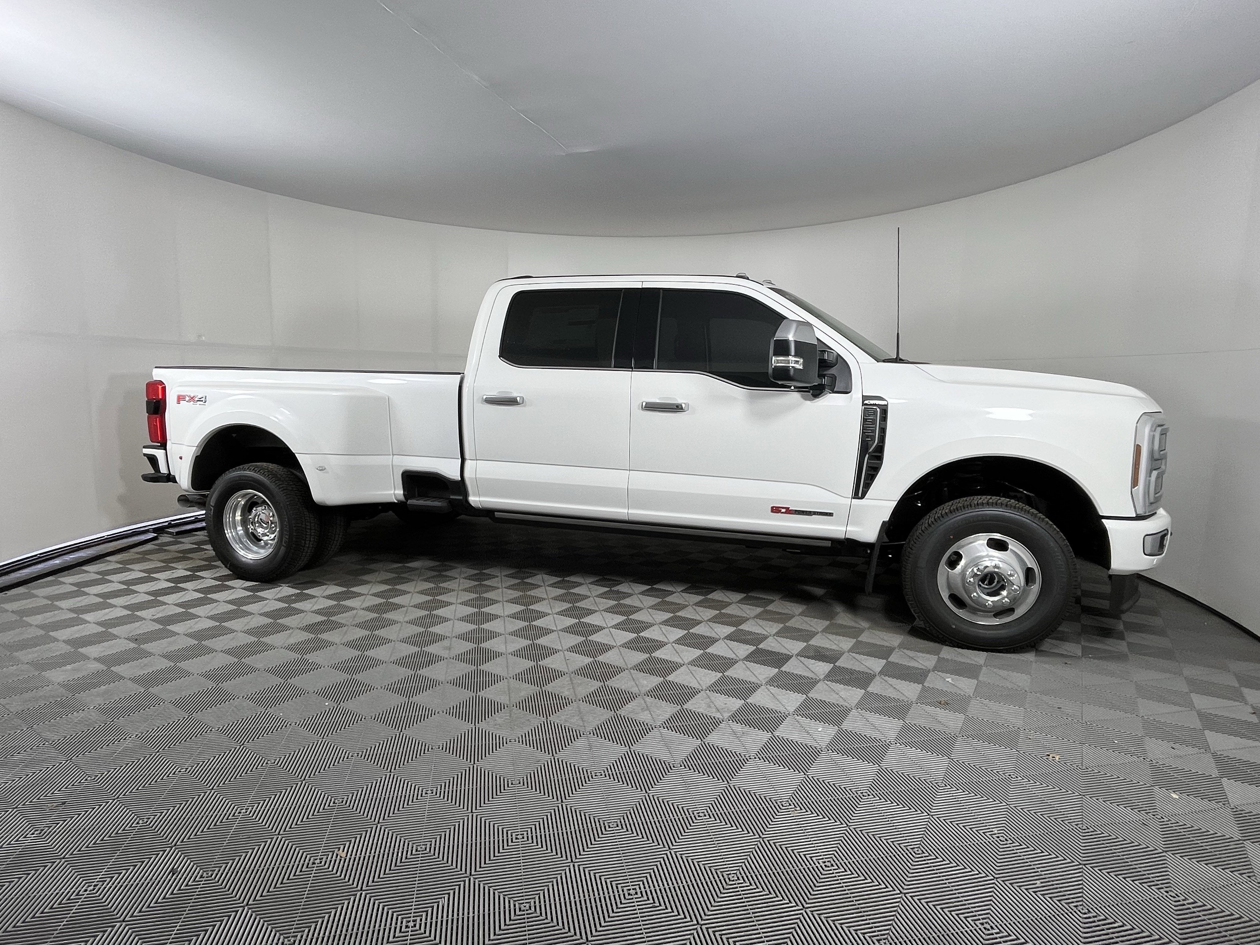 2026 Ford Super Duty F-350 DRW PLATINUM 4WD Crew Cab 8' Box