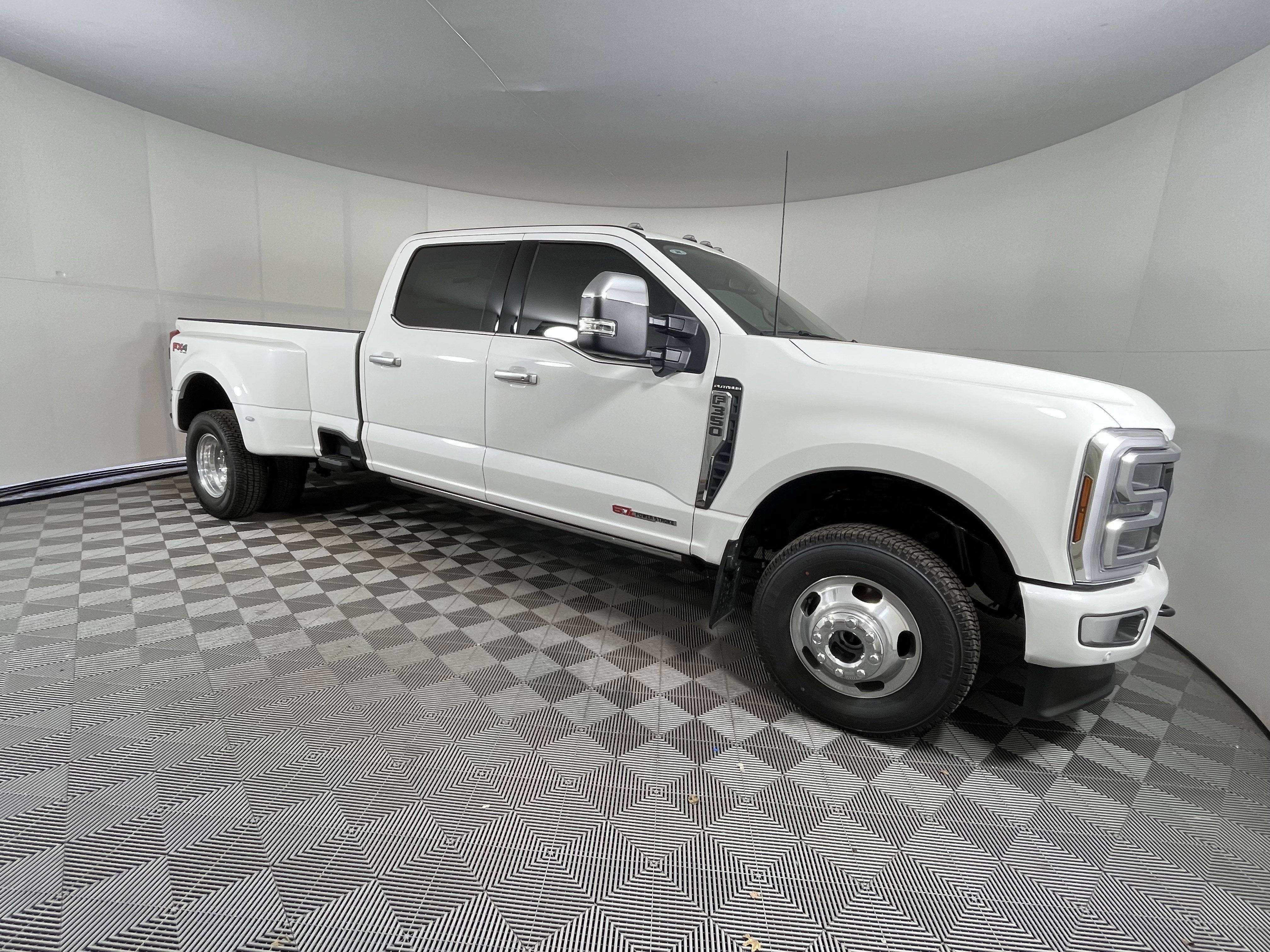 2026 Ford Super Duty F-350 DRW PLATINUM 4WD Crew Cab 8' Box