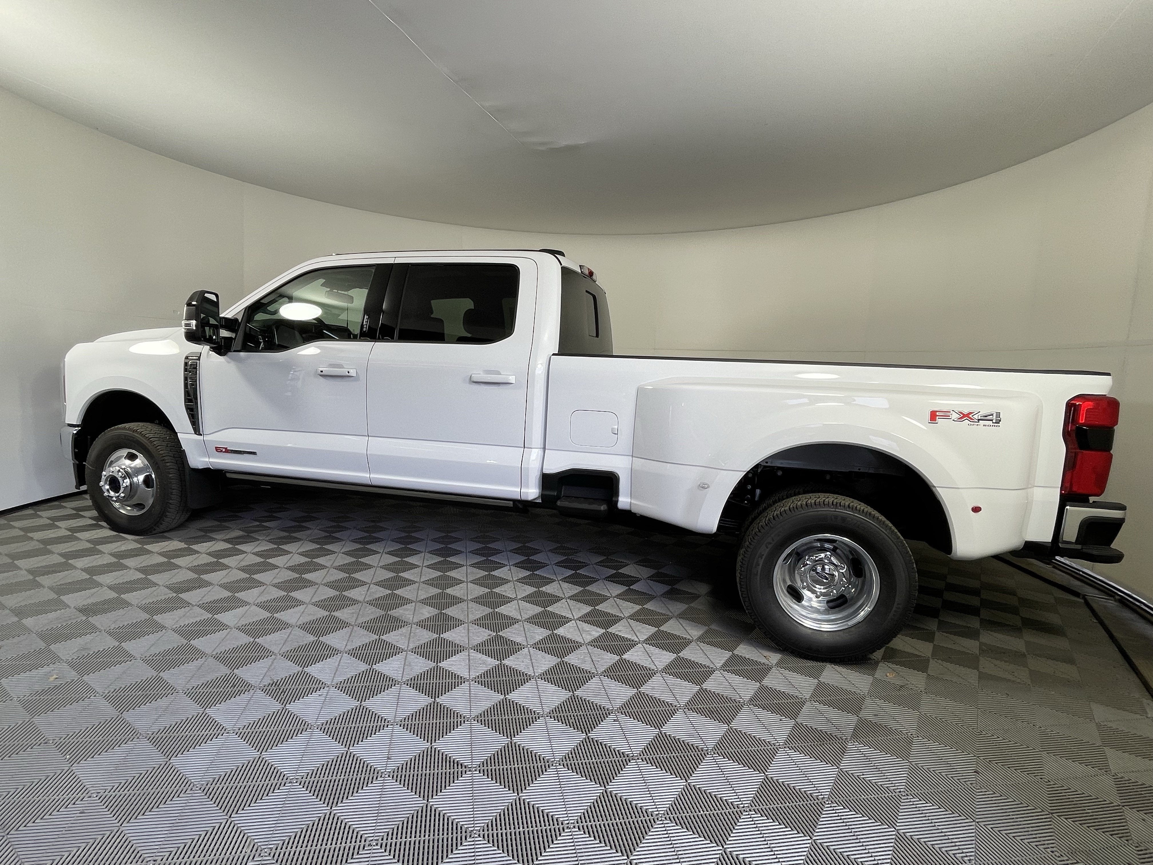 2026 Ford Super Duty F-350 DRW LARIAT 4WD Crew Cab 8' Box