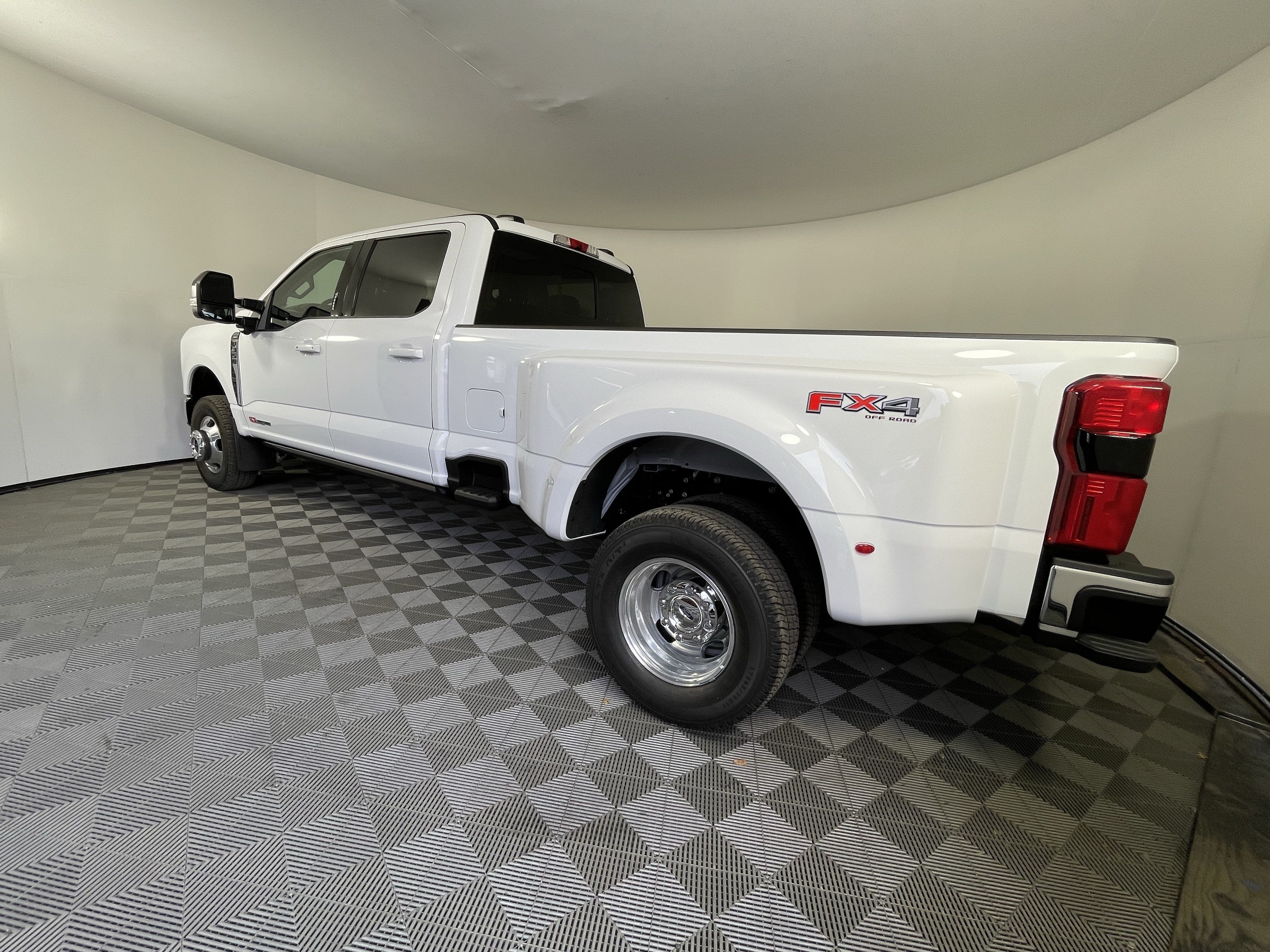 2026 Ford Super Duty F-350 DRW LARIAT 4WD Crew Cab 8' Box