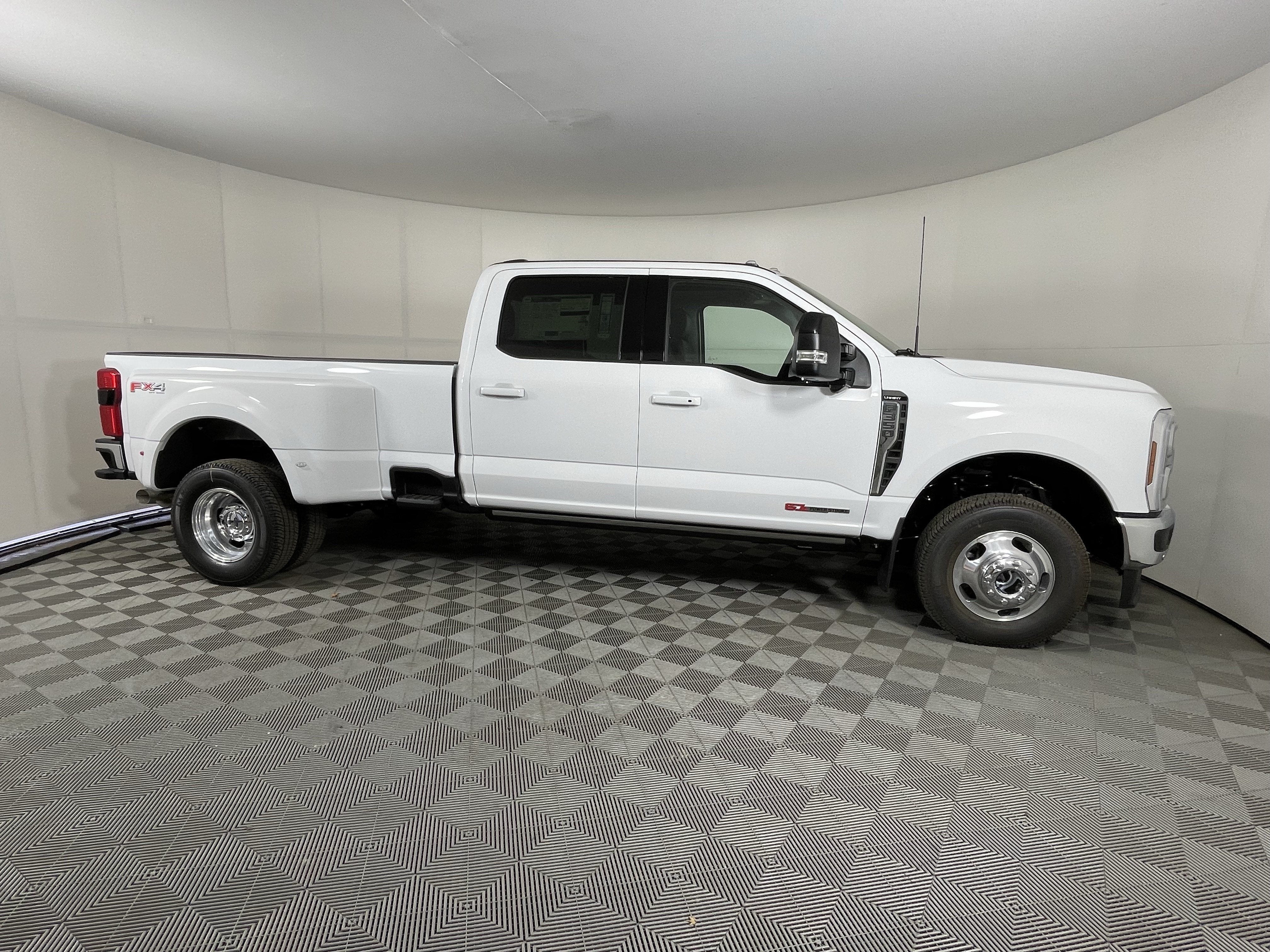 2026 Ford Super Duty F-350 DRW LARIAT 4WD Crew Cab 8' Box