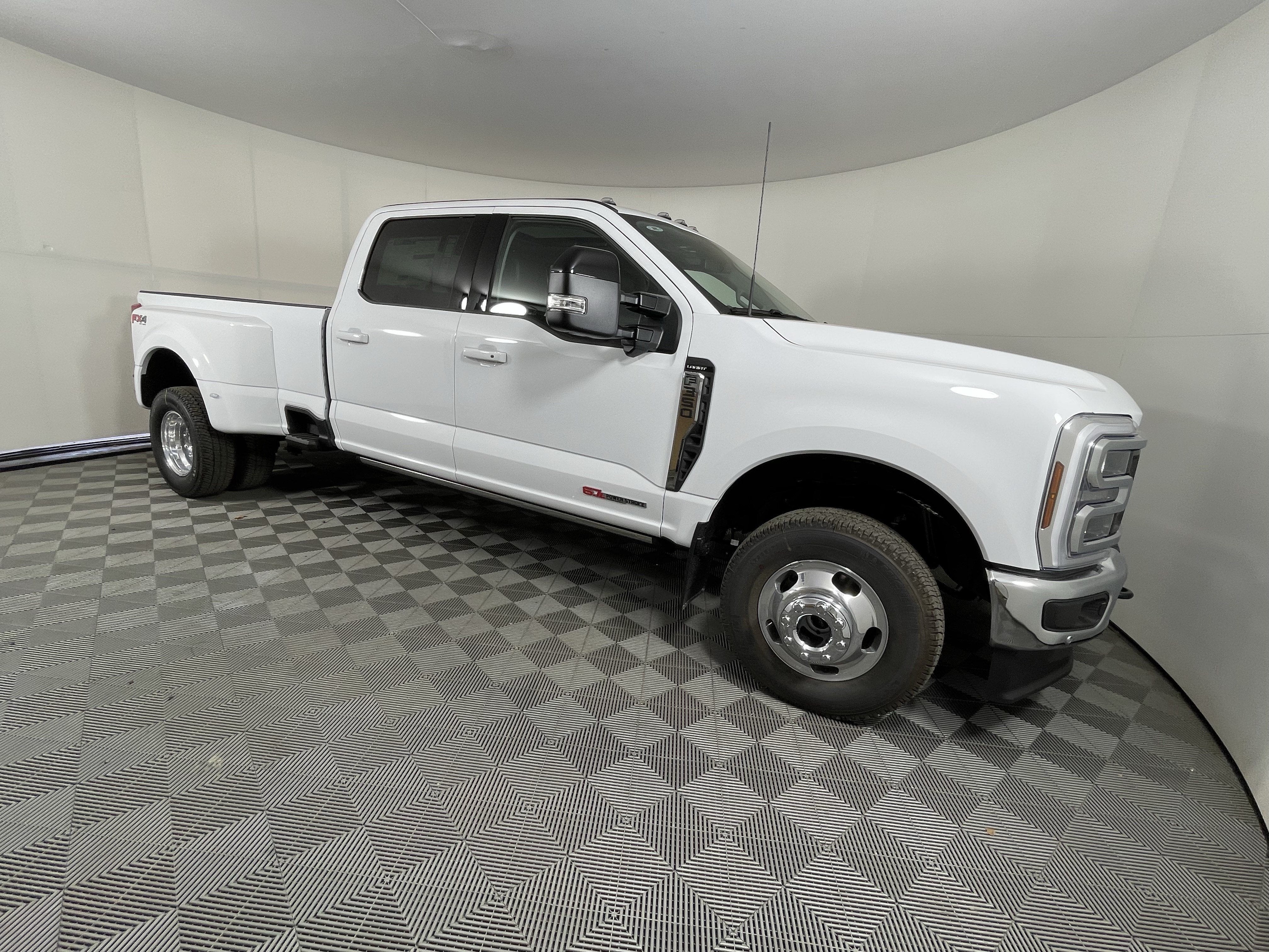 2026 Ford Super Duty F-350 DRW LARIAT 4WD Crew Cab 8' Box