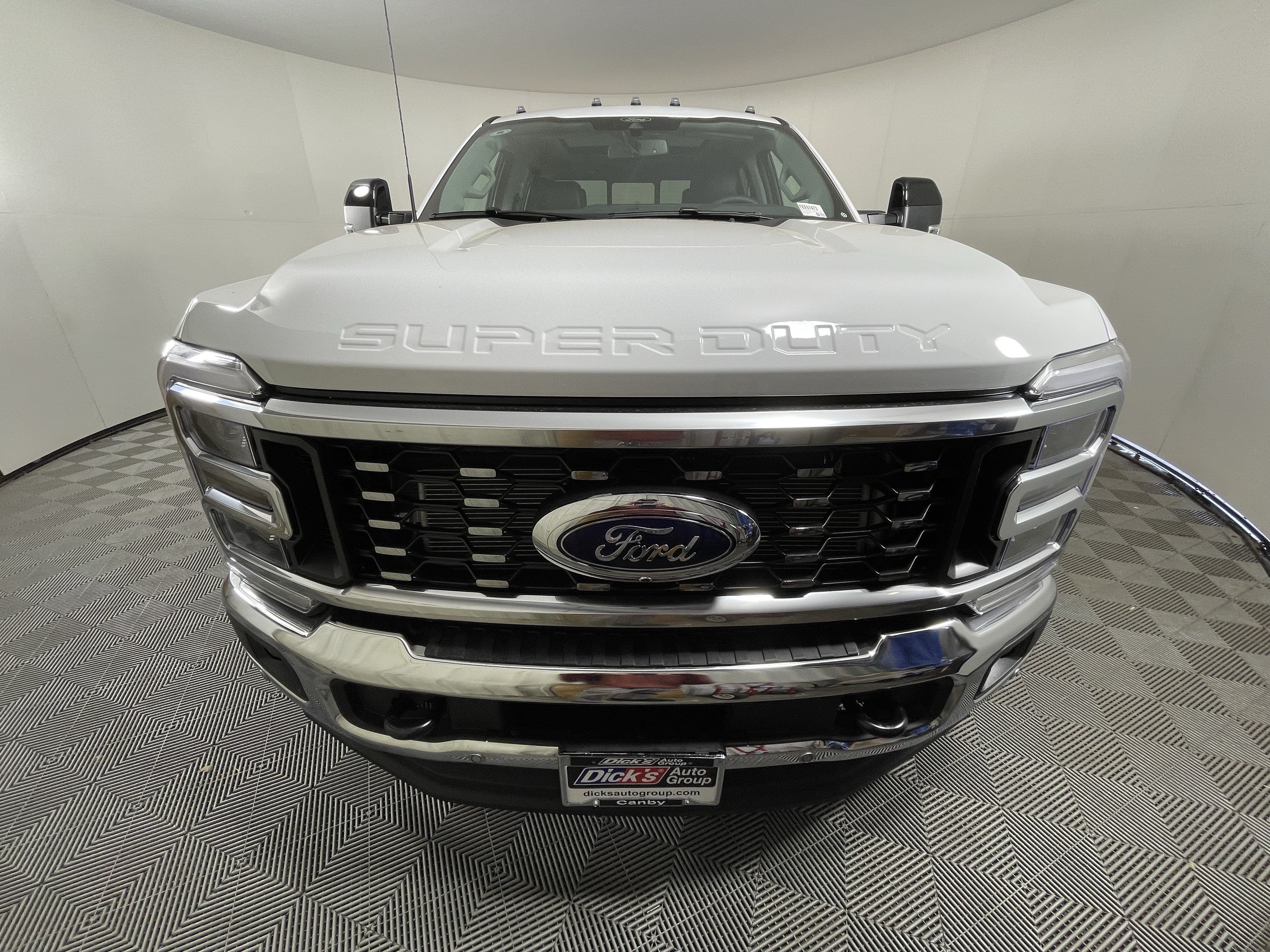 2026 Ford Super Duty F-350 DRW LARIAT 4WD Crew Cab 8' Box
