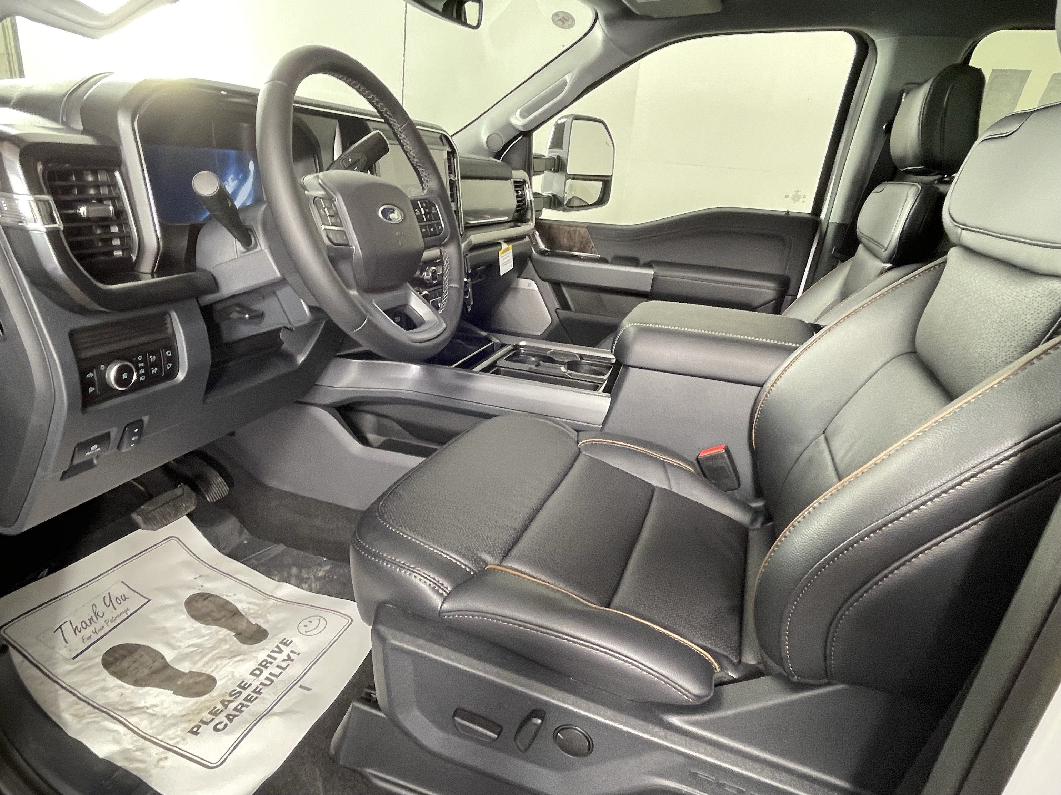 2026 Ford Super Duty F-350 DRW LARIAT 4WD Crew Cab 8' Box