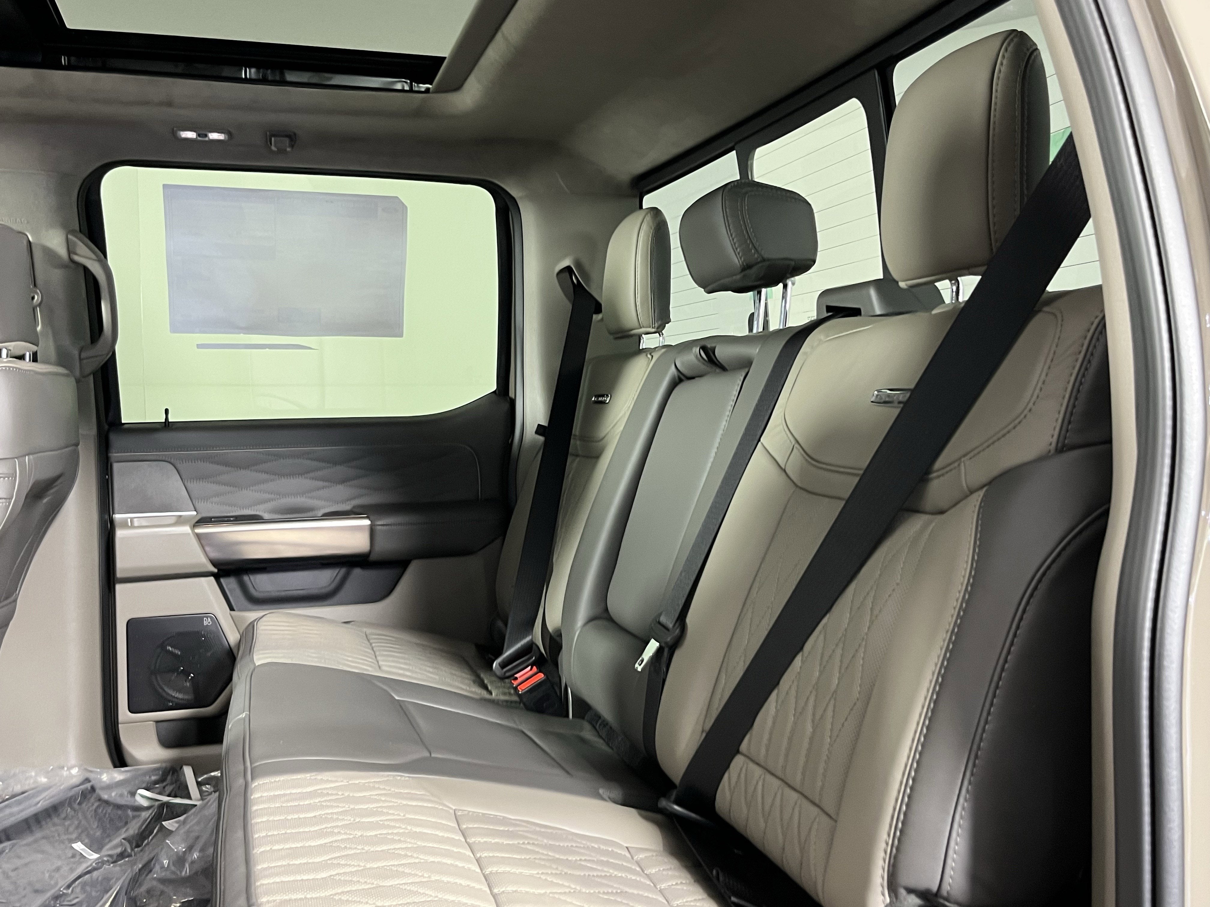 2026 Ford Super Duty F-350 DRW PLATINUM 4WD Crew Cab 8' Box
