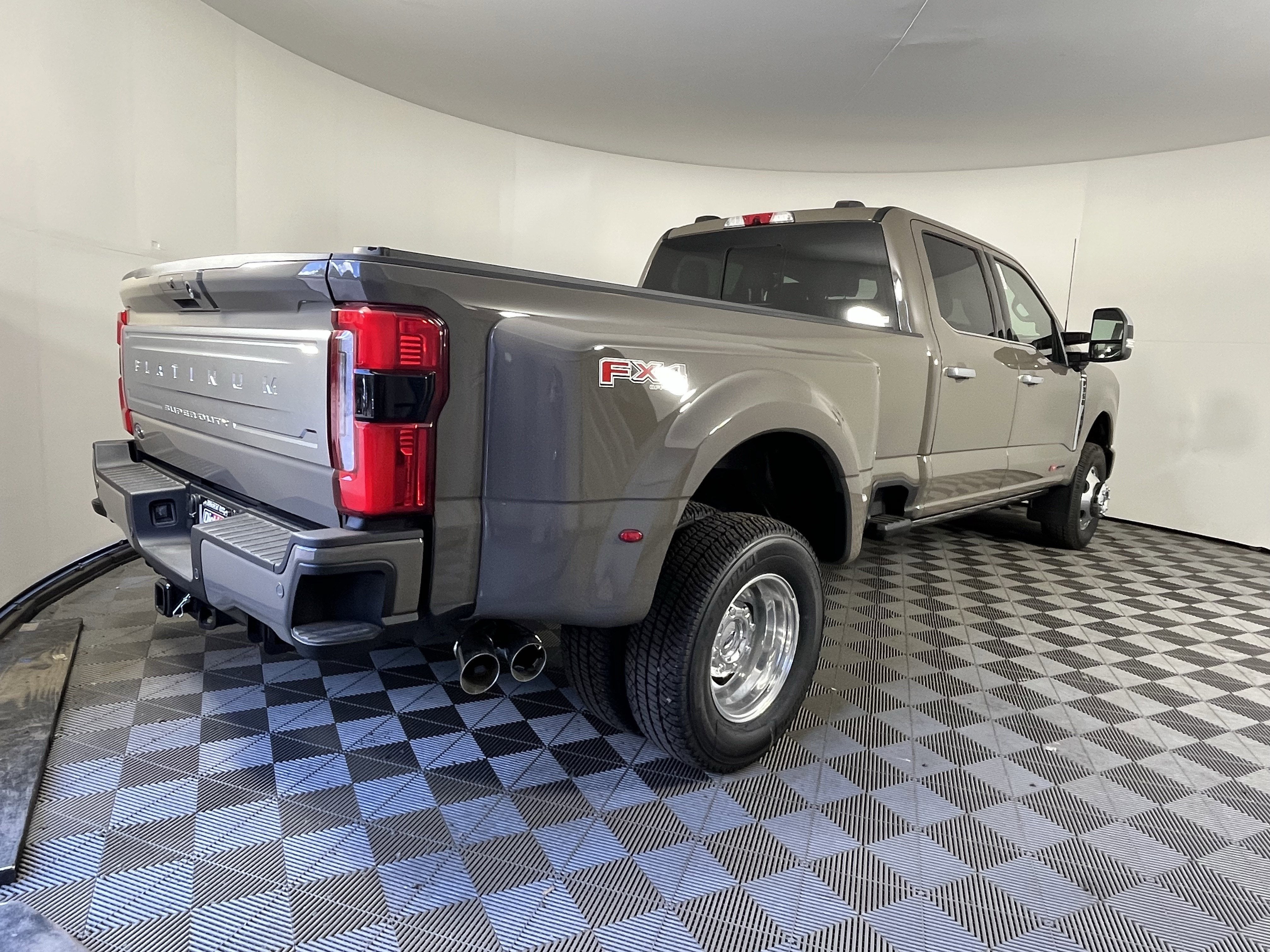2026 Ford Super Duty F-350 DRW PLATINUM 4WD Crew Cab 8' Box