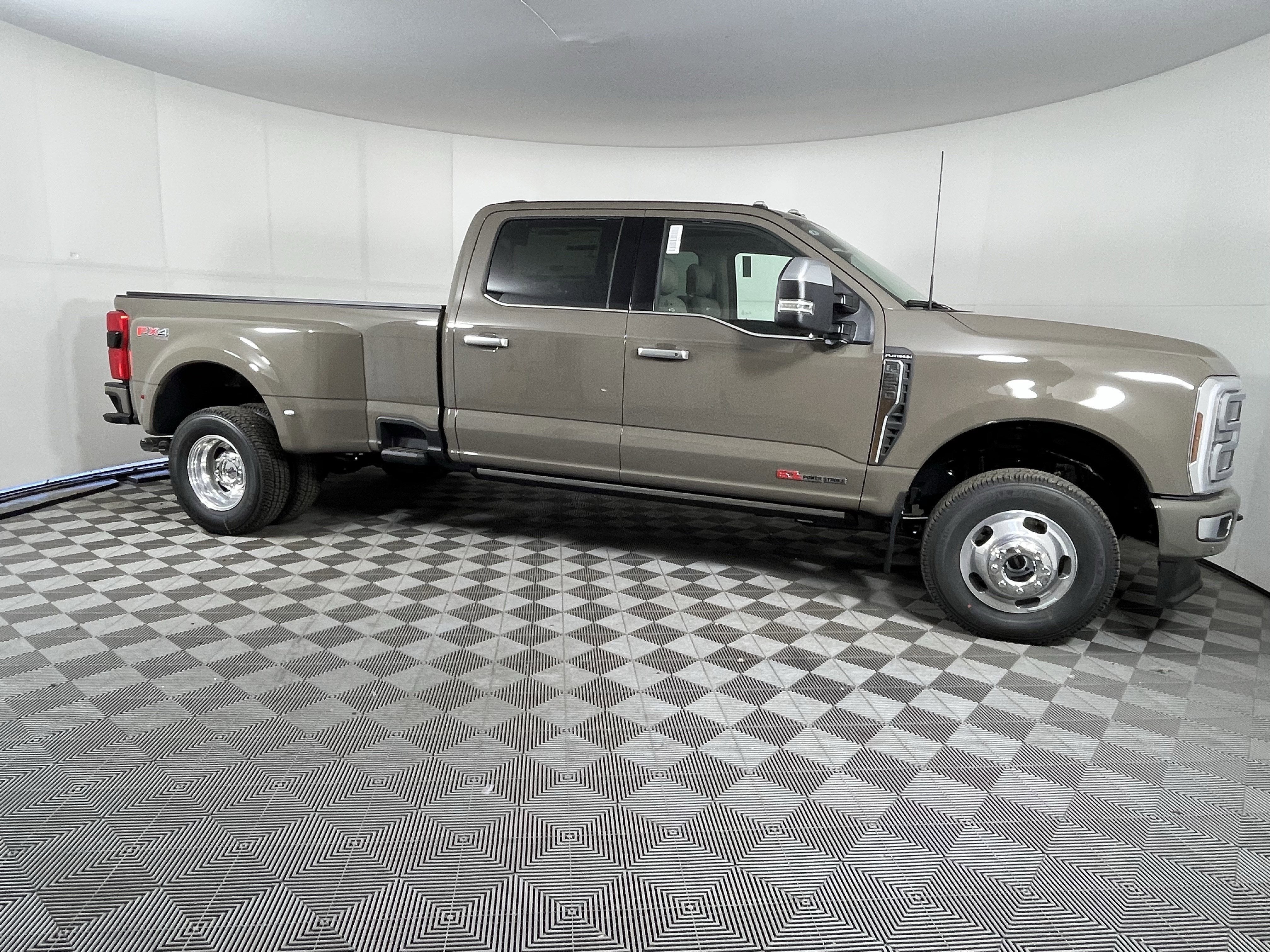 2026 Ford Super Duty F-350 DRW PLATINUM 4WD Crew Cab 8' Box