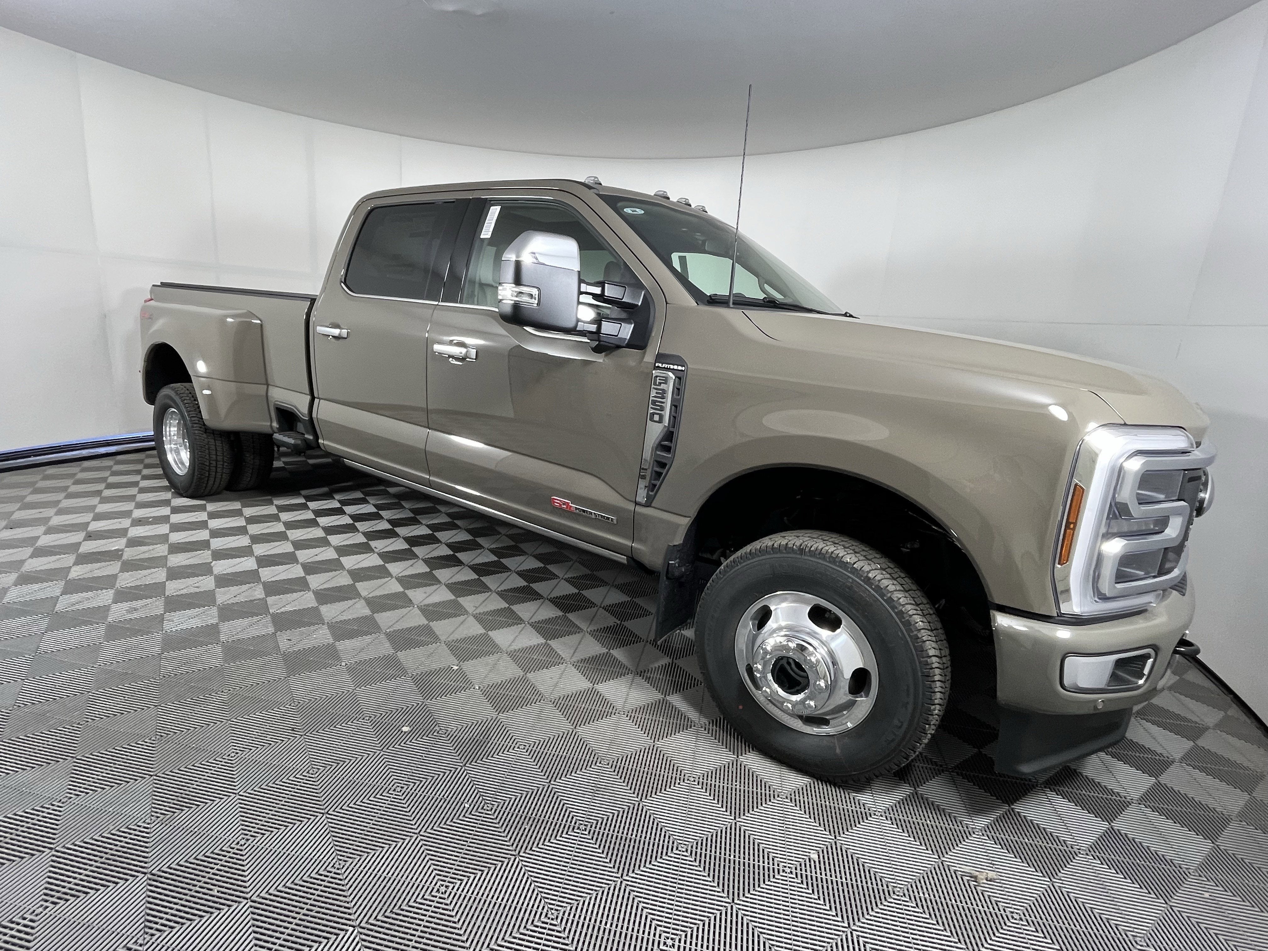 2026 Ford Super Duty F-350 DRW PLATINUM 4WD Crew Cab 8' Box