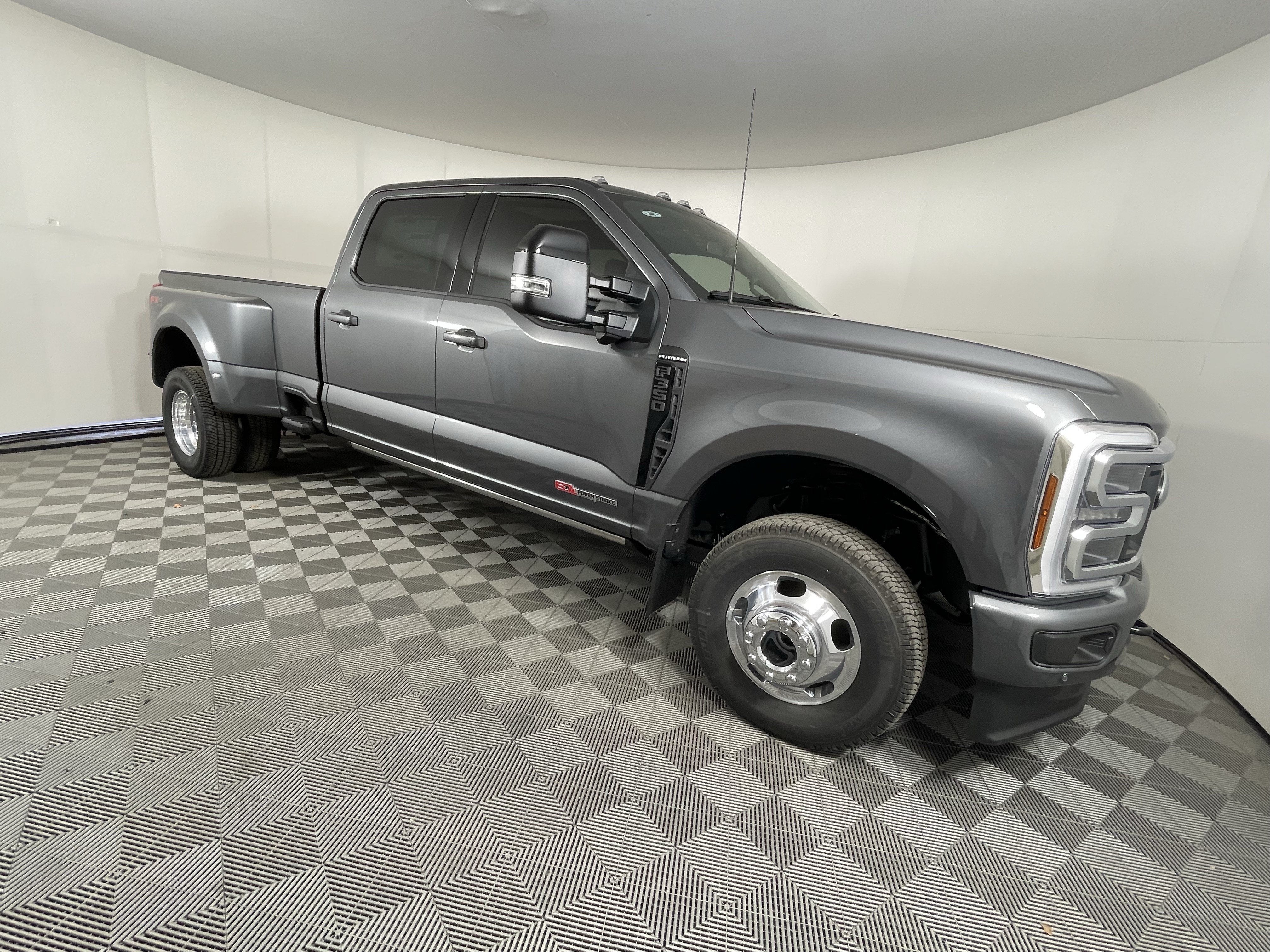 2026 Ford Super Duty F-350 DRW Platinum 4WD Crew Cab 8' Box