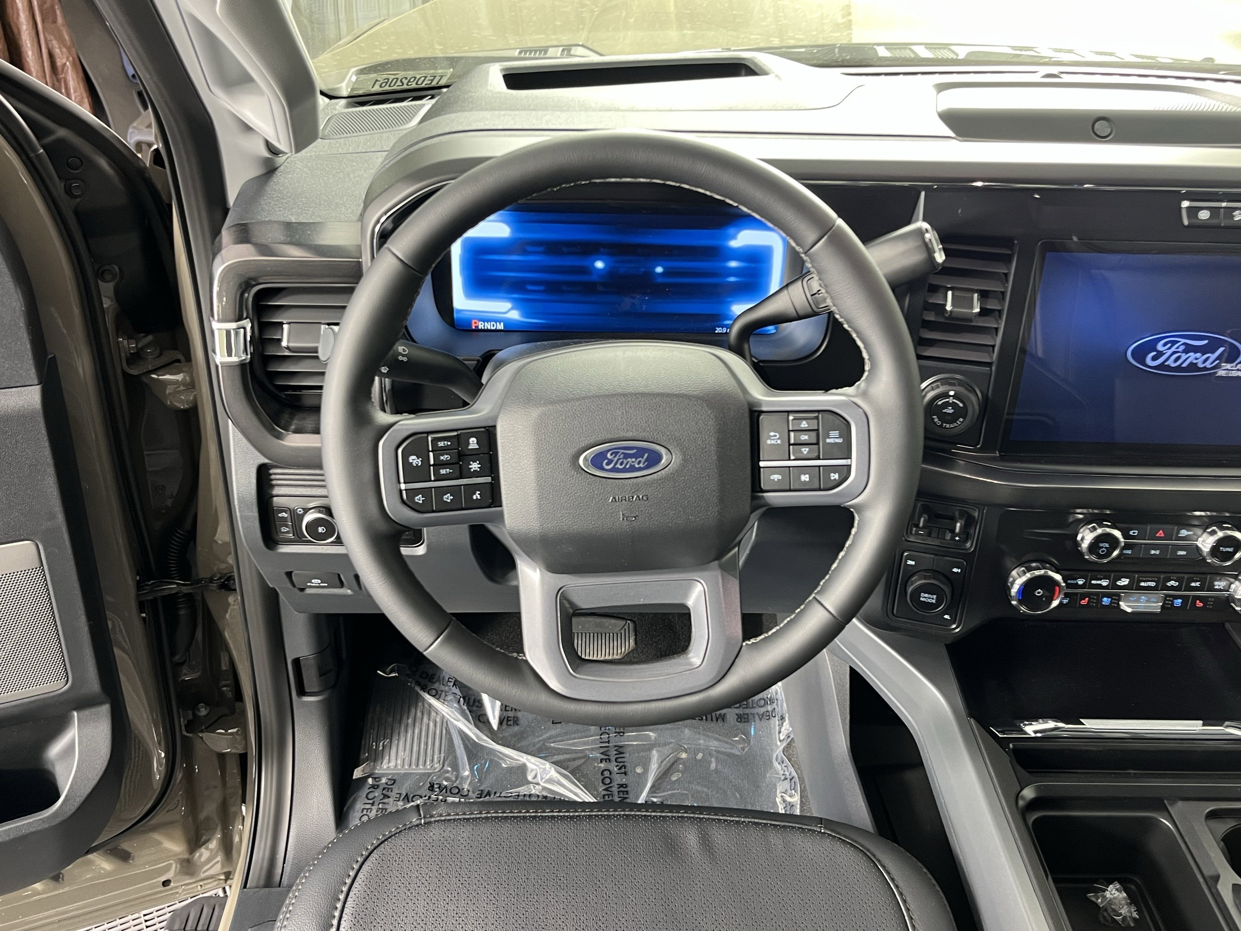 2026 Ford Super Duty F-350 DRW LARIAT 4WD Crew Cab 8' Box