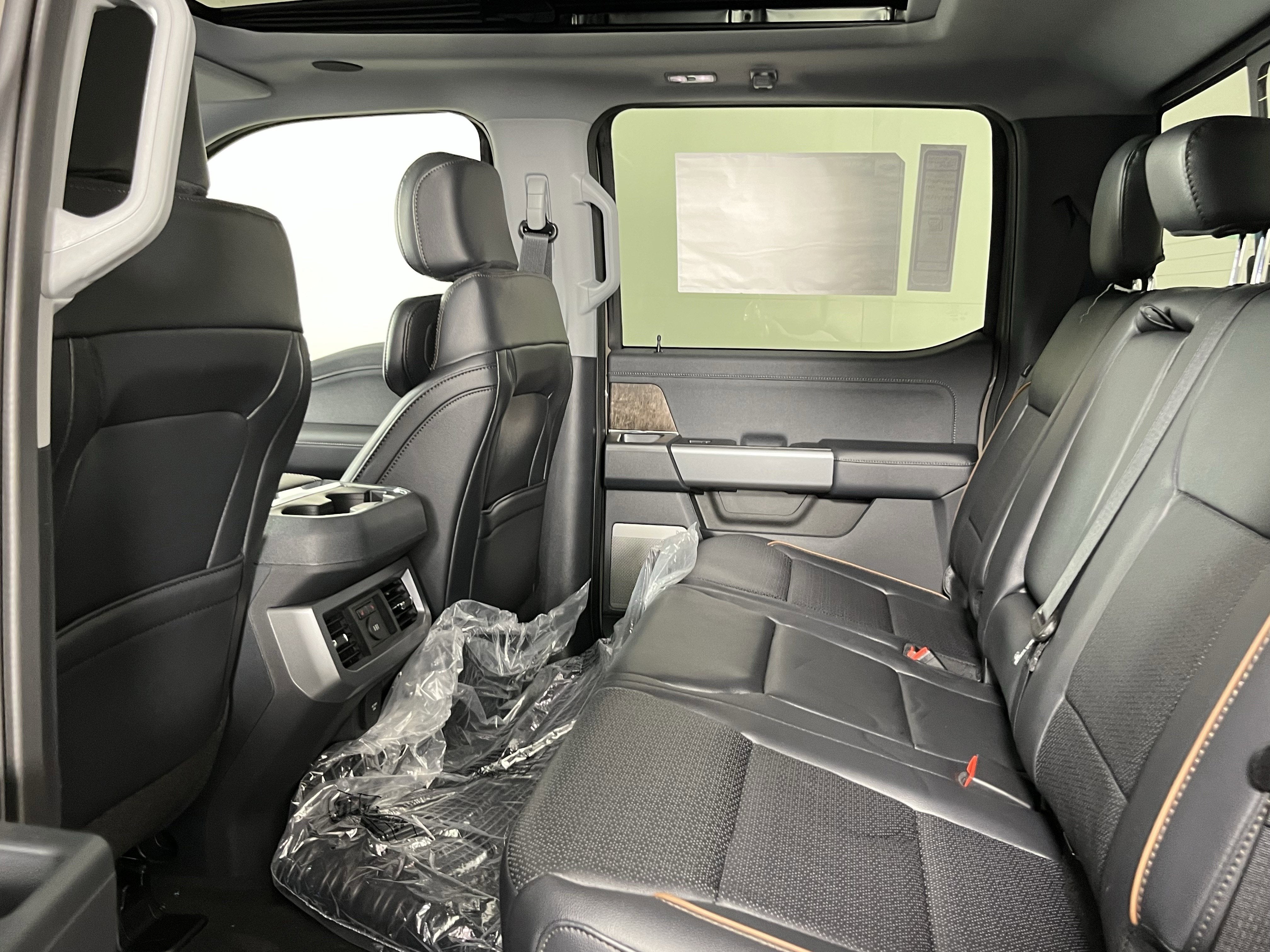 2026 Ford Super Duty F-350 DRW LARIAT 4WD Crew Cab 8' Box